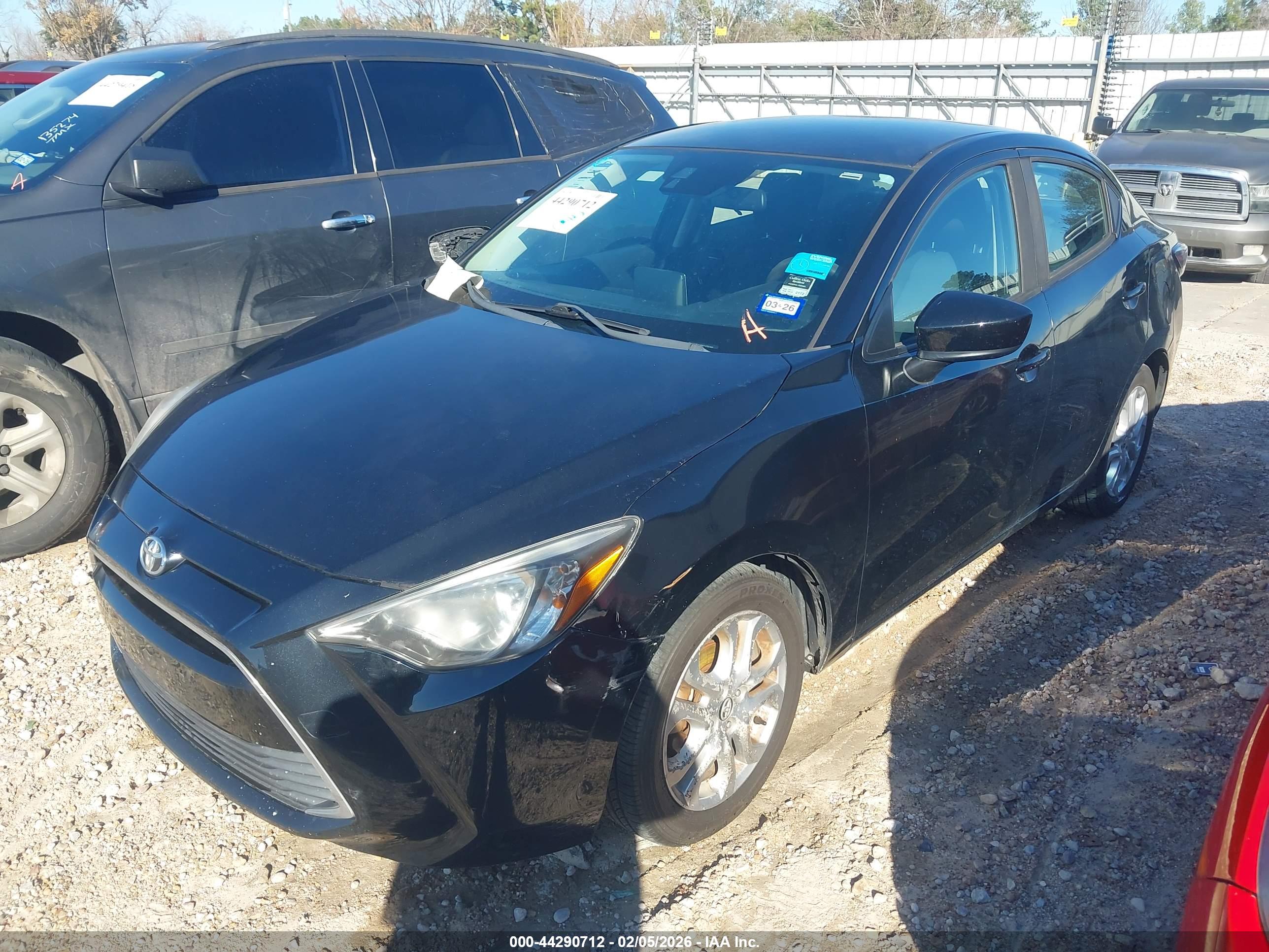 TOYOTA YARIS image 2