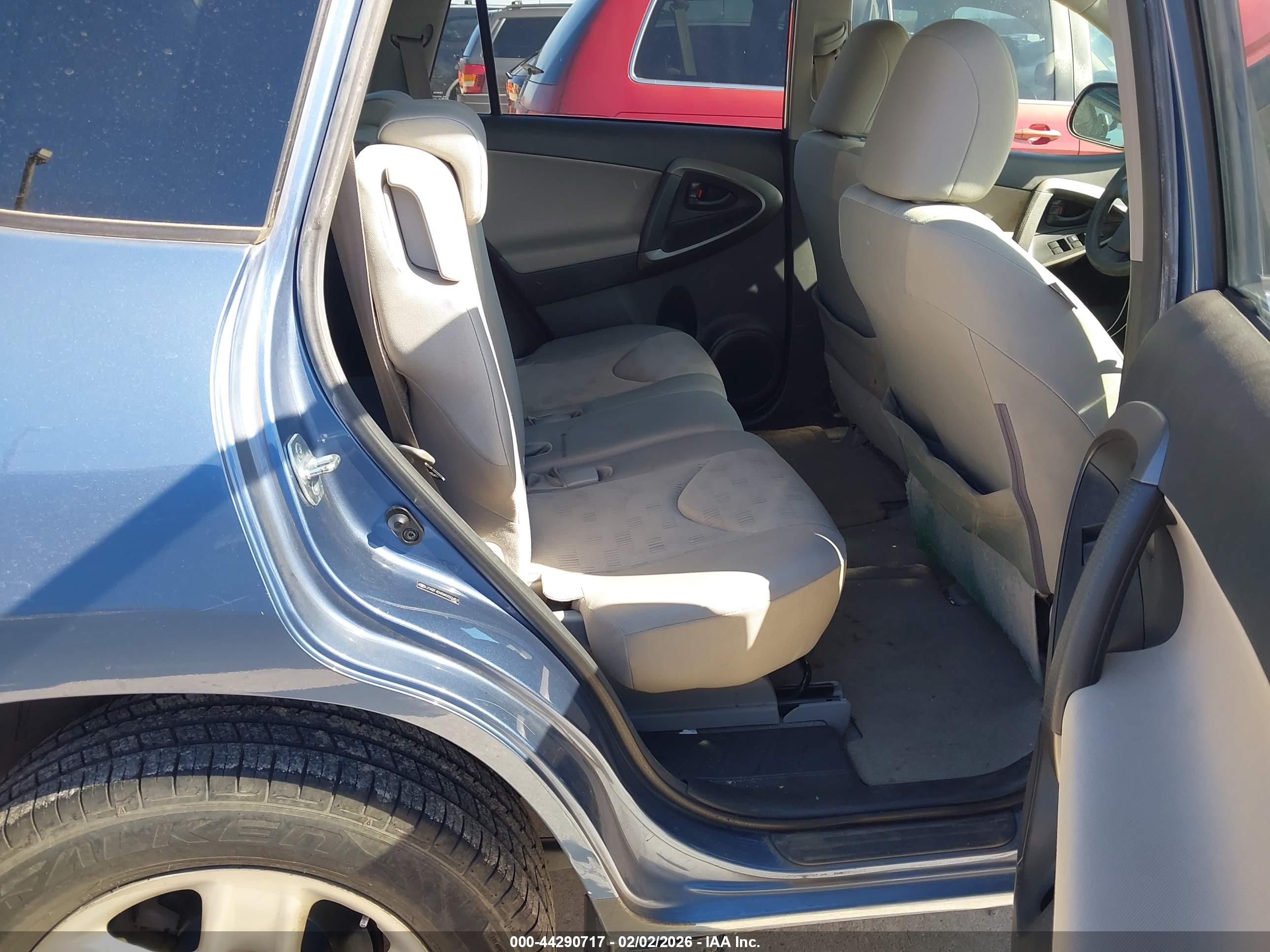 TOYOTA RAV4 image 8