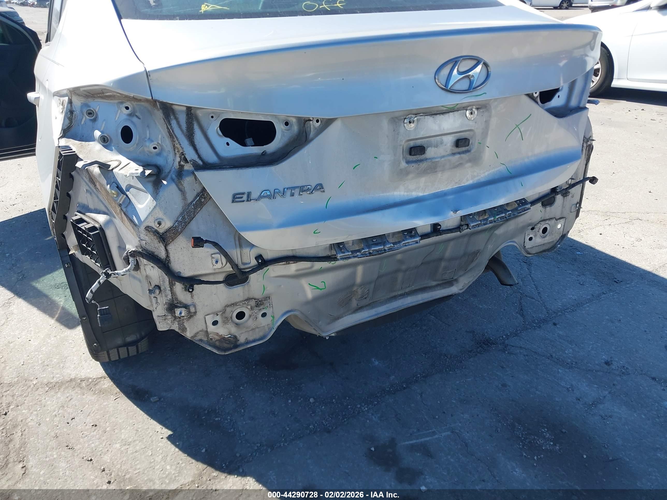 HYUNDAI ELANTRA image 6