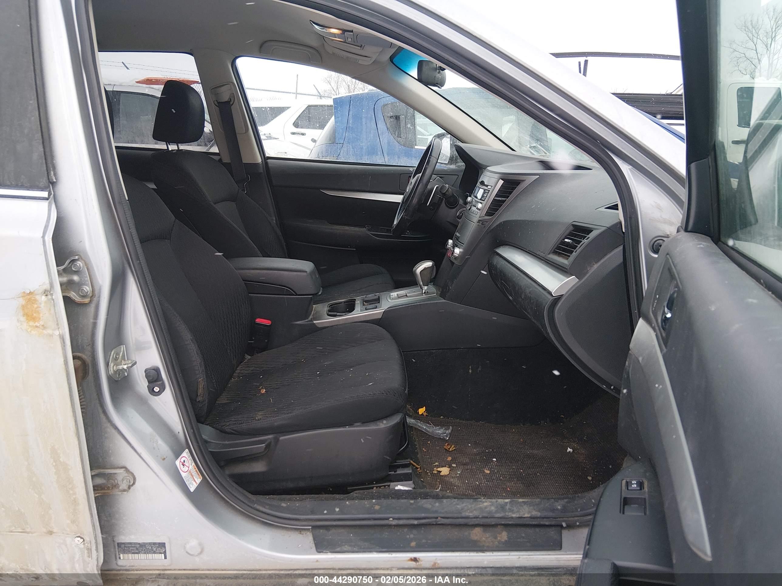 SUBARU OUTBACK image 5