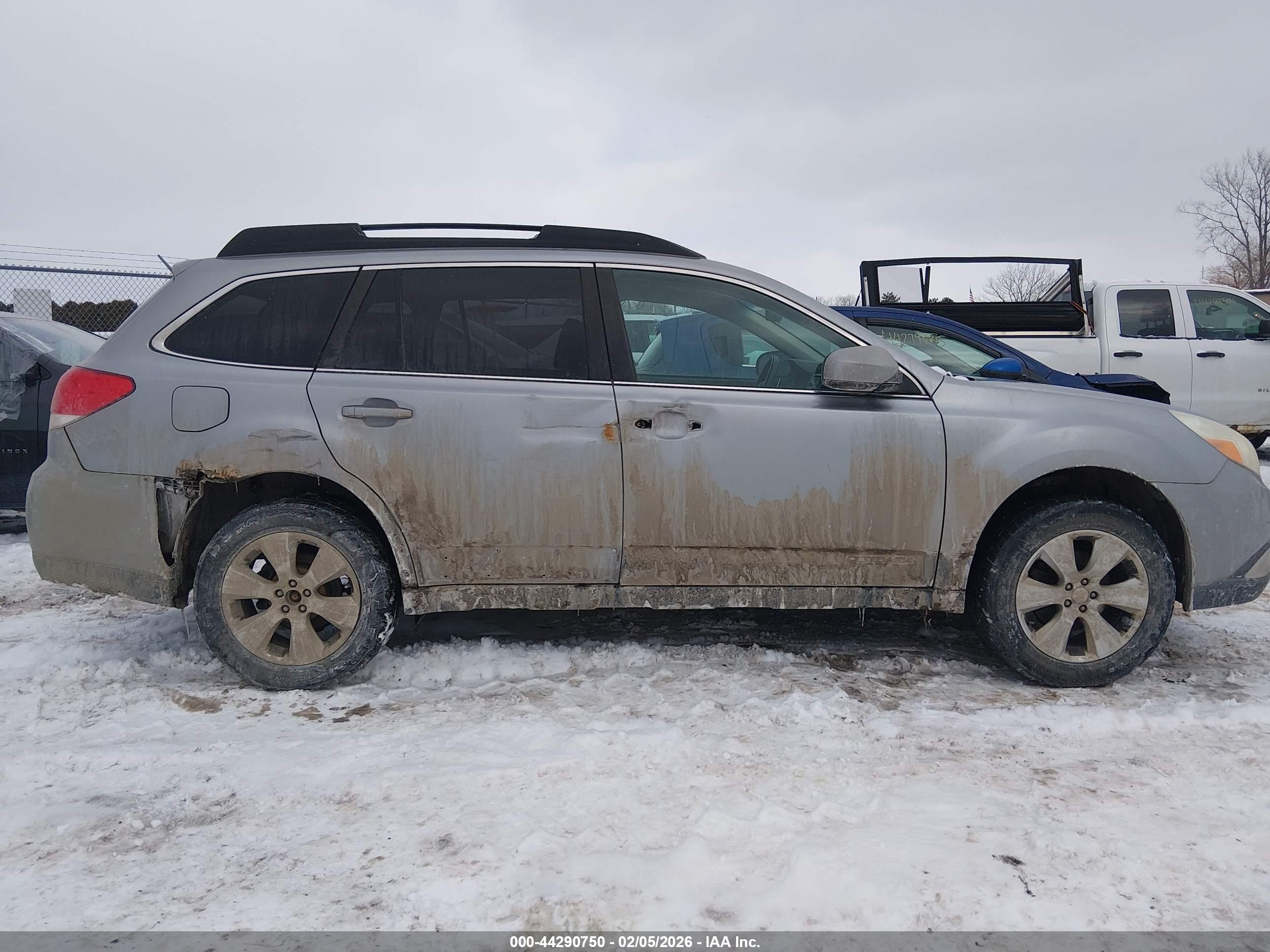 SUBARU OUTBACK image 6