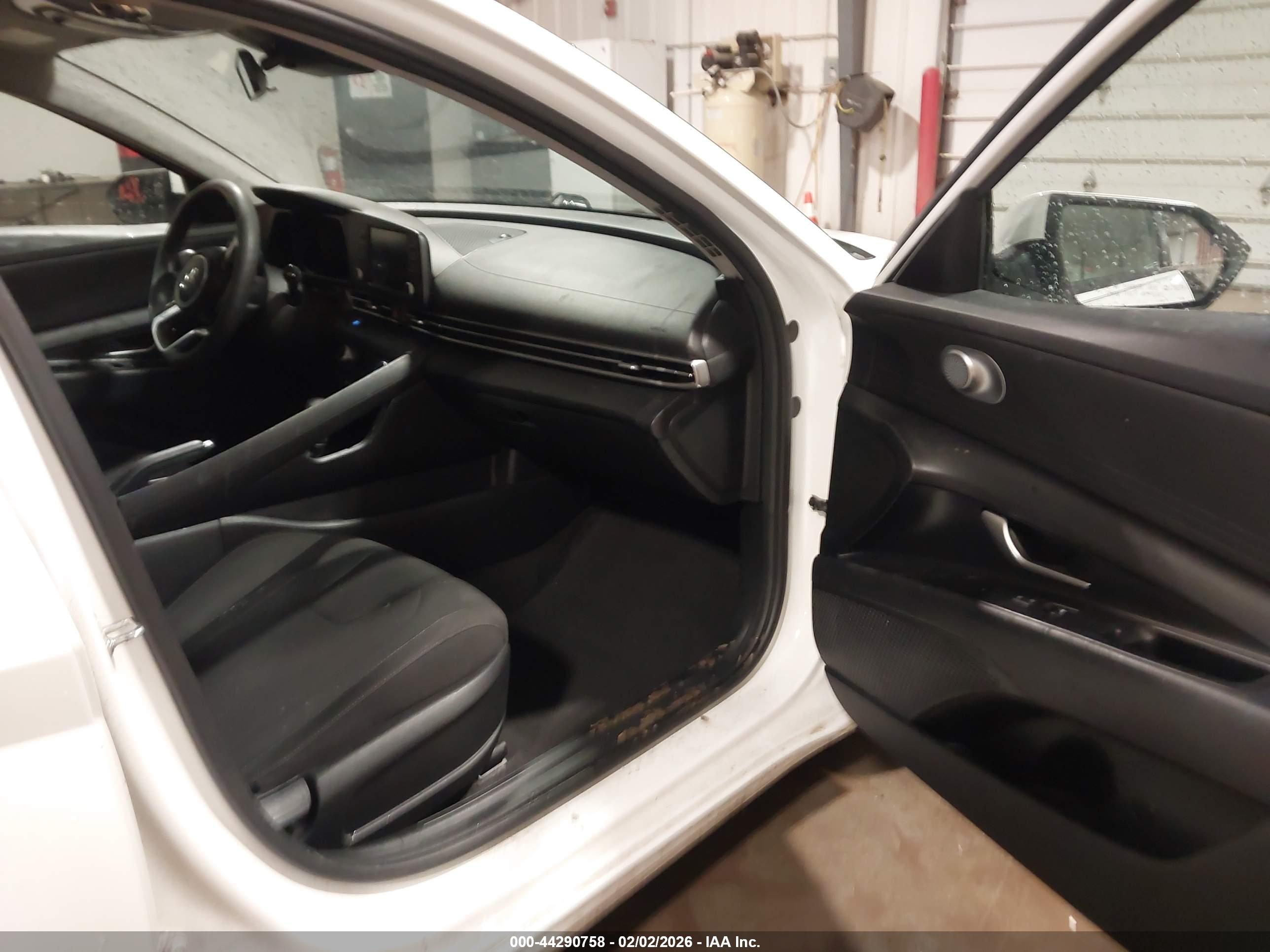HYUNDAI ELANTRA image 5