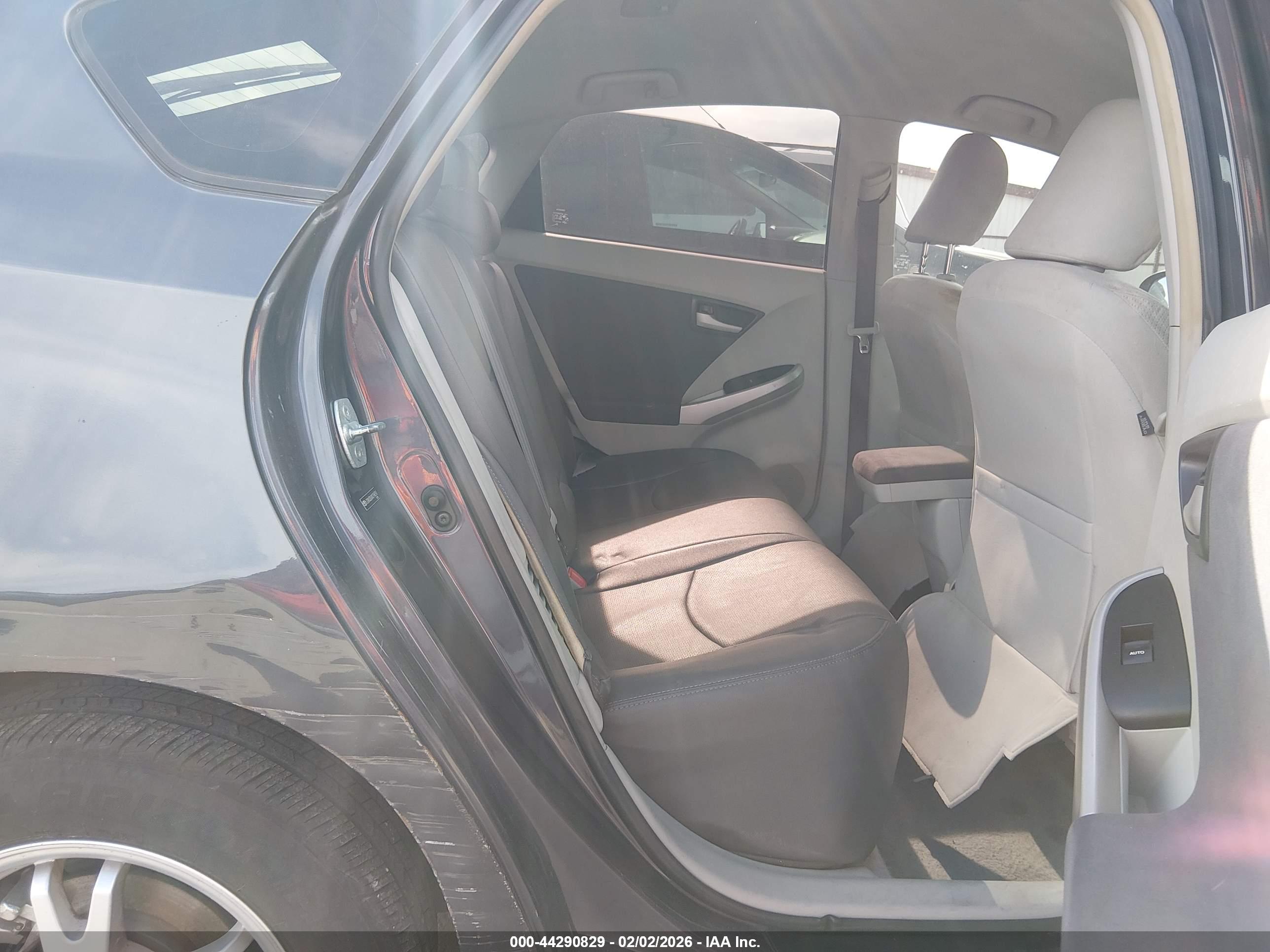 TOYOTA PRIUS image 8