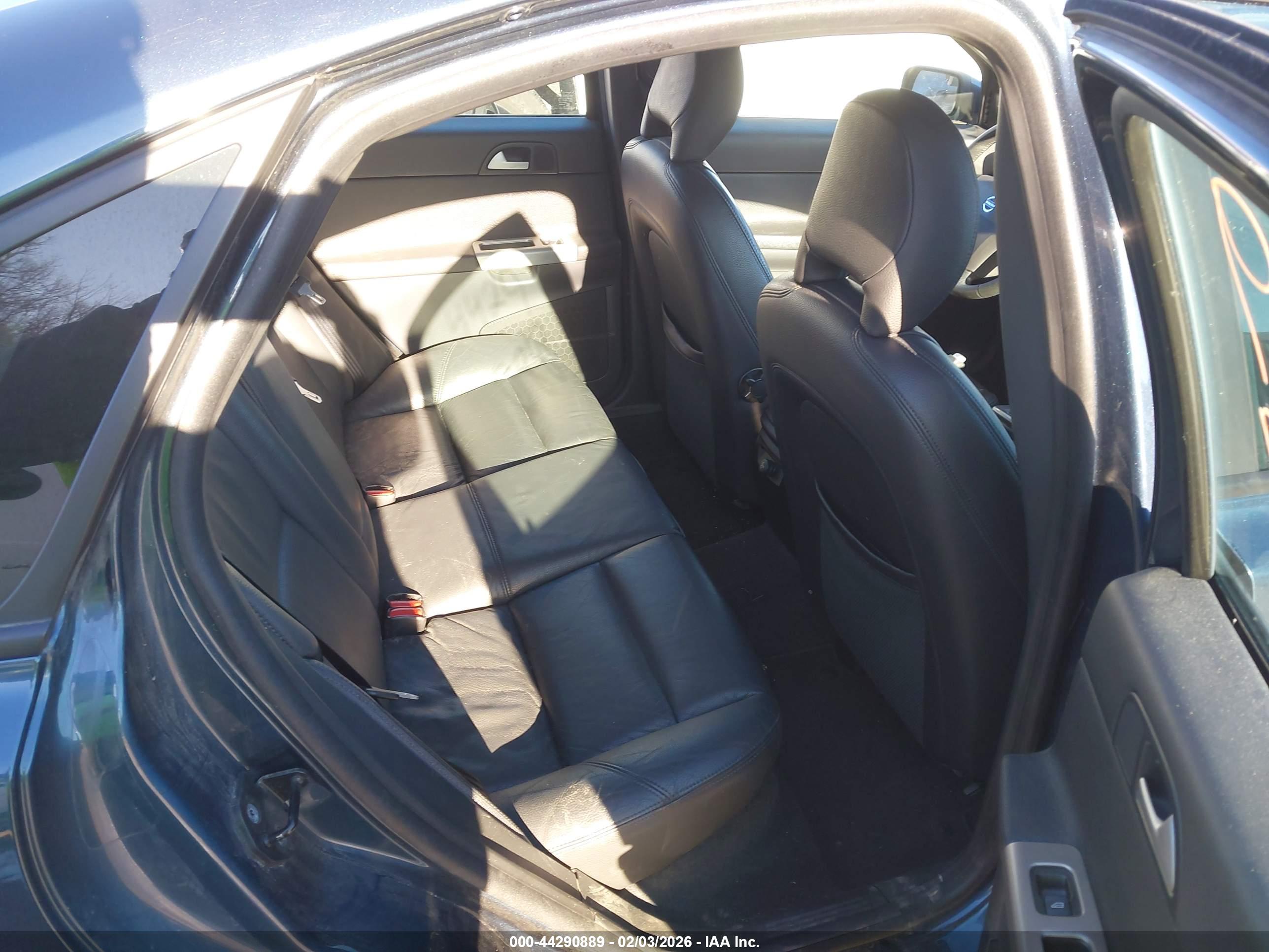 VOLVO S40 image 8