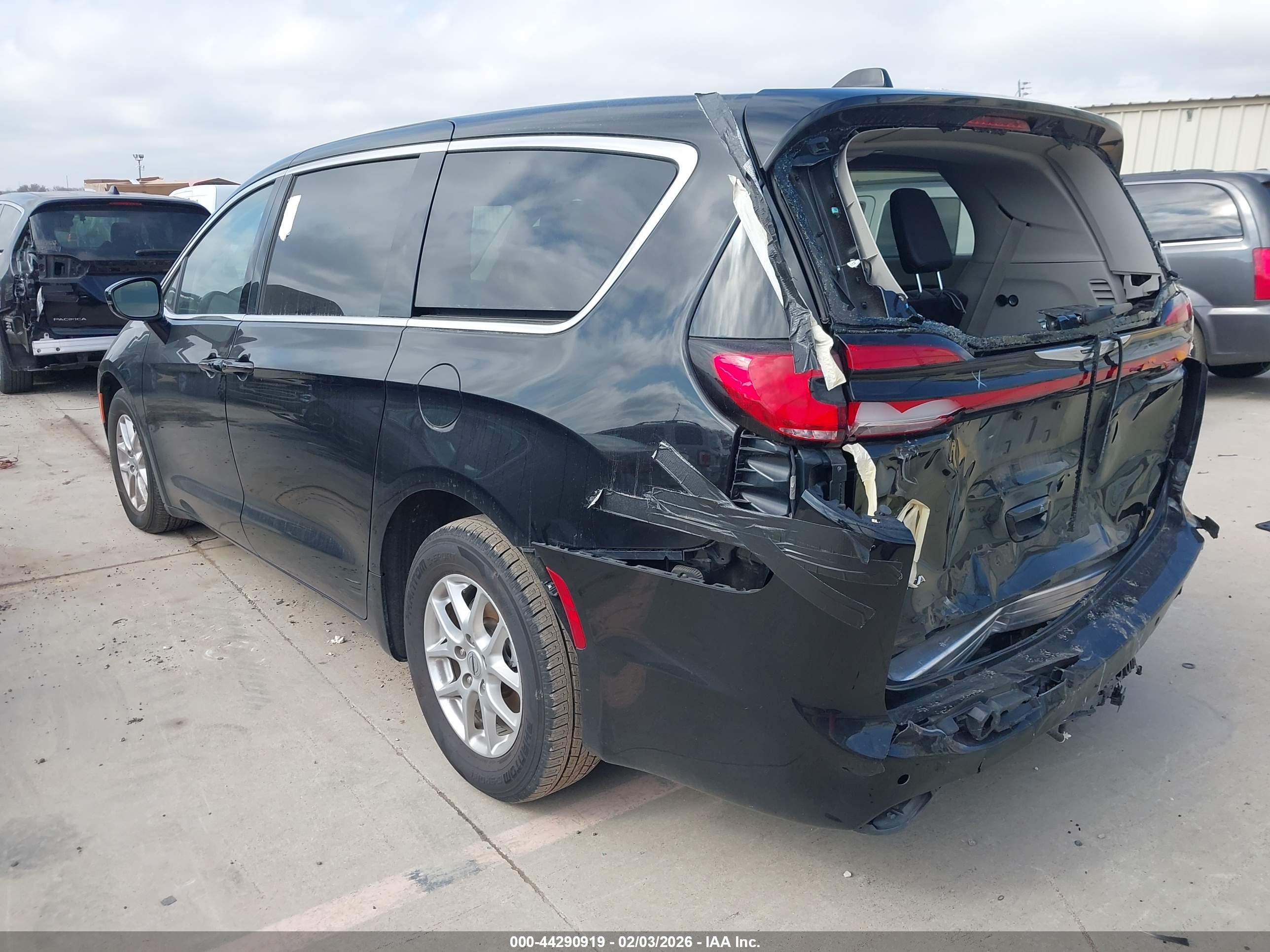 CHRYSLER PACIFICA image 3