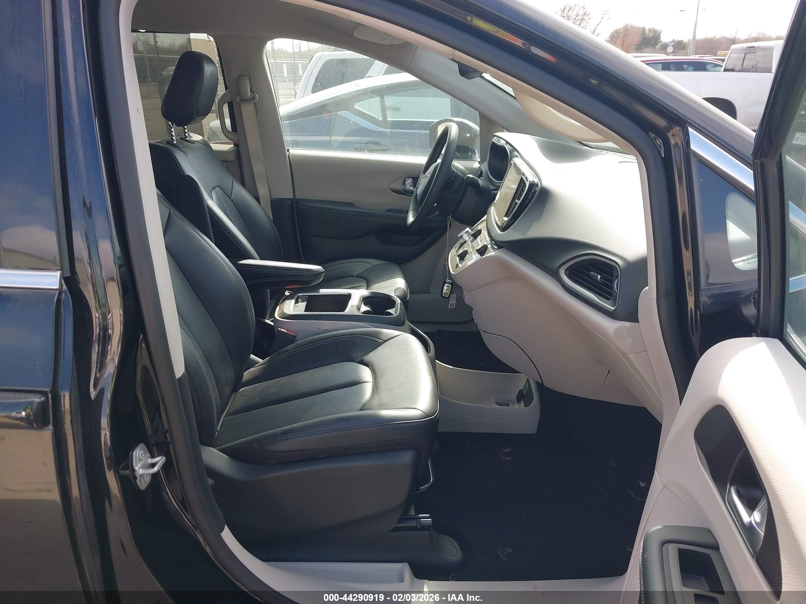 CHRYSLER PACIFICA image 5