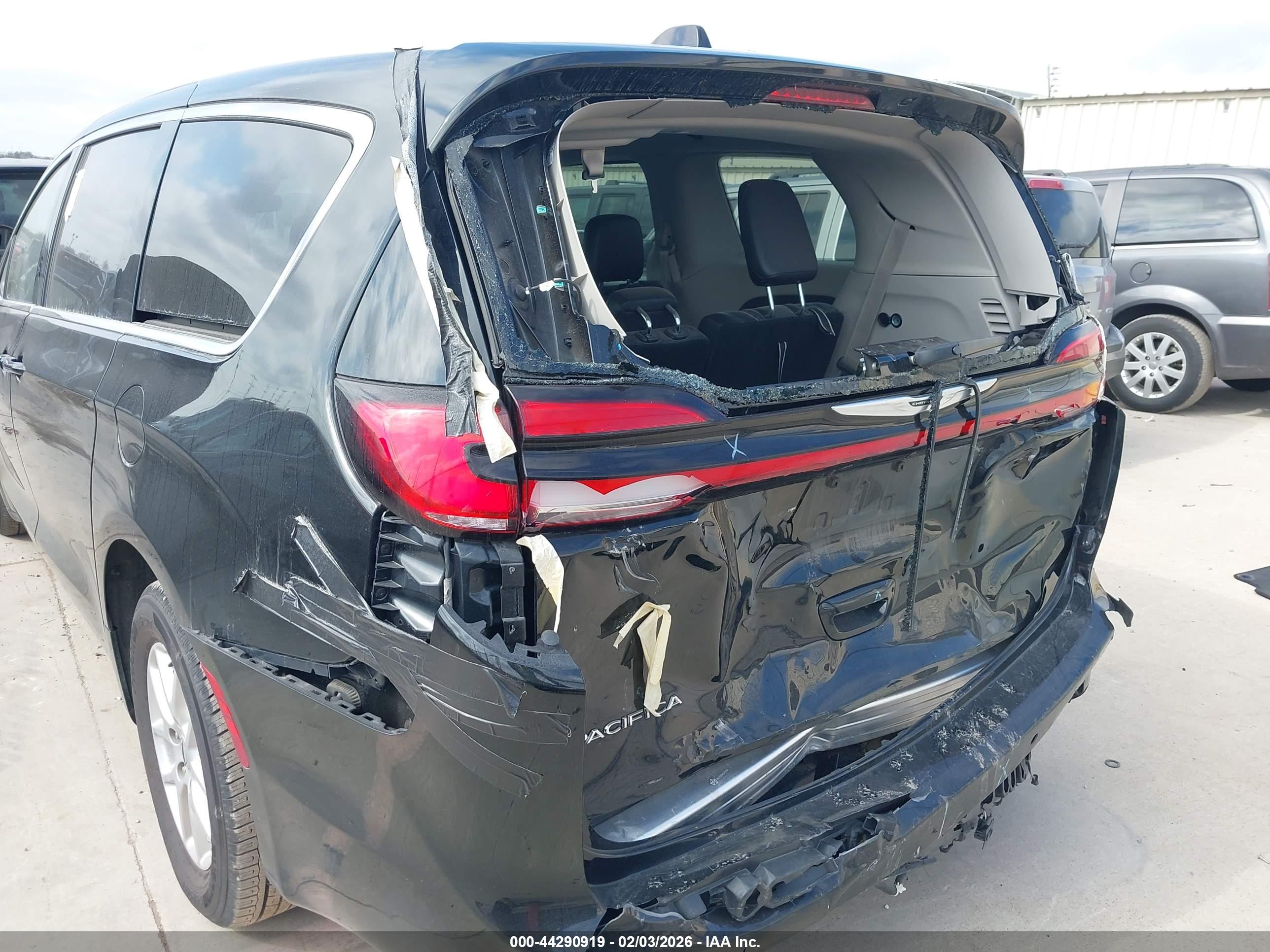 CHRYSLER PACIFICA image 6