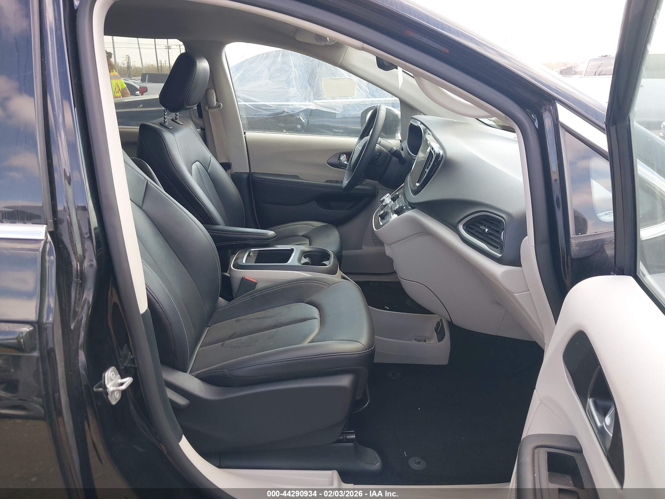 CHRYSLER PACIFICA image 5