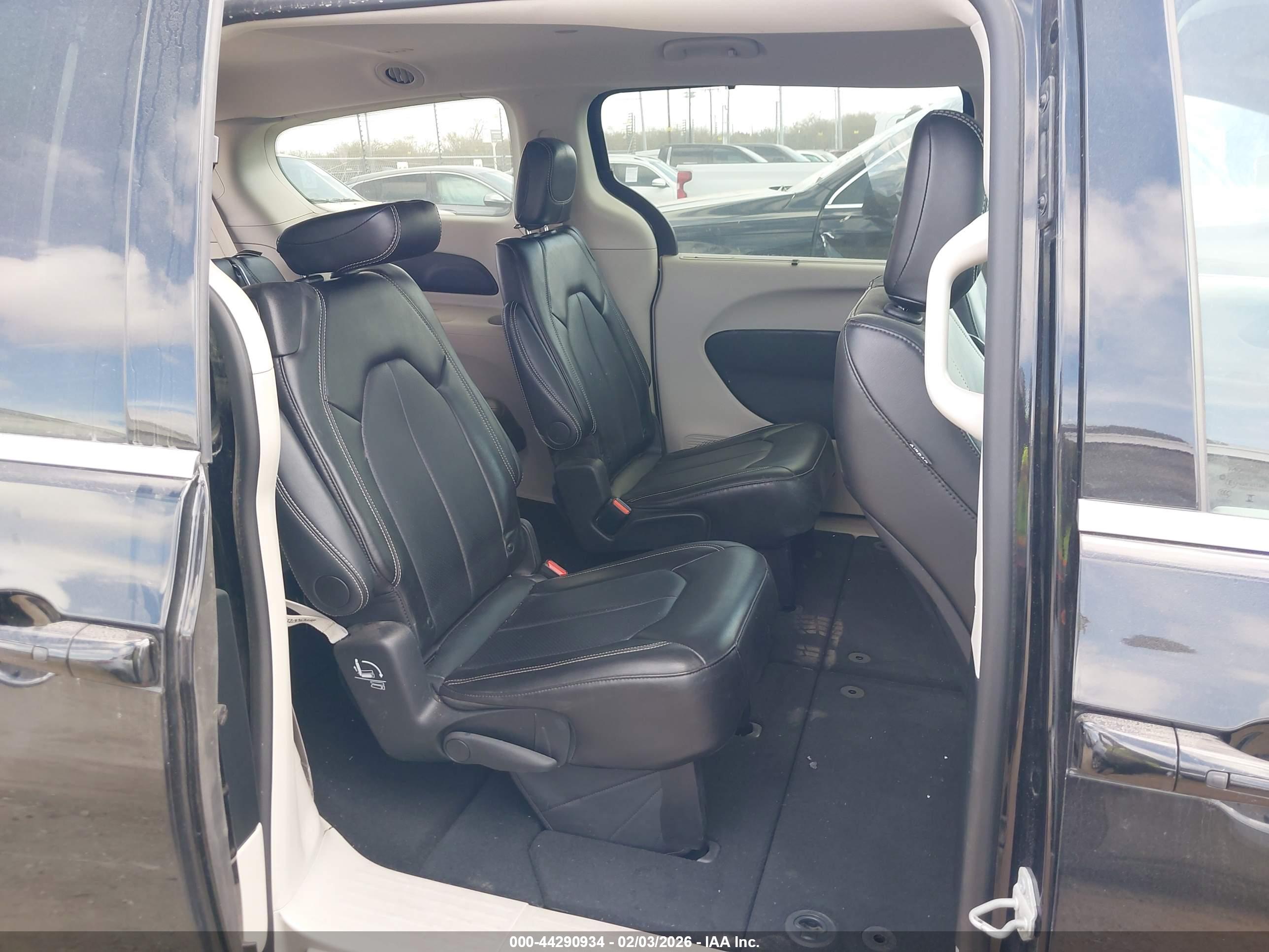 CHRYSLER PACIFICA image 8