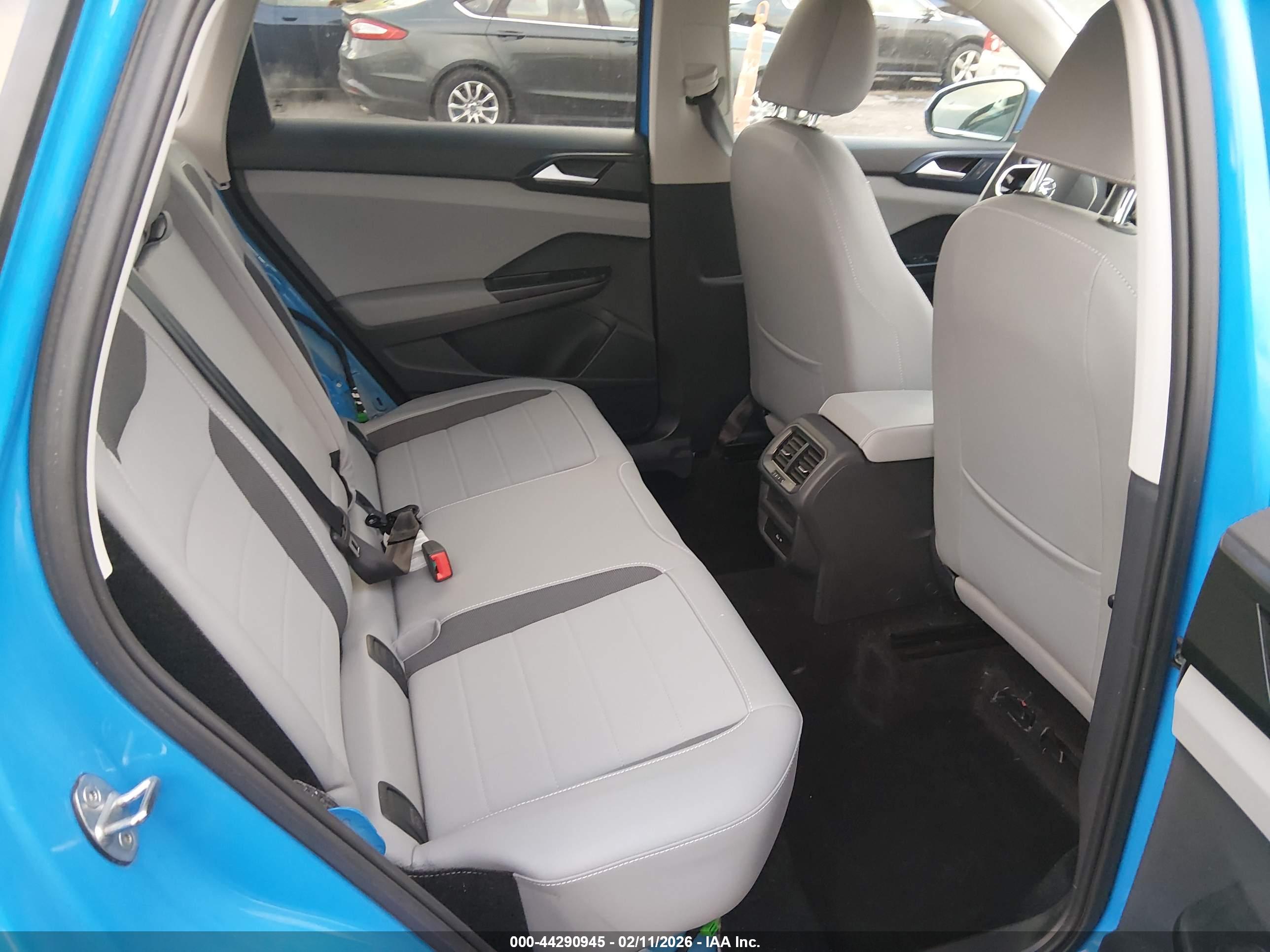 VOLKSWAGEN TAOS image 8