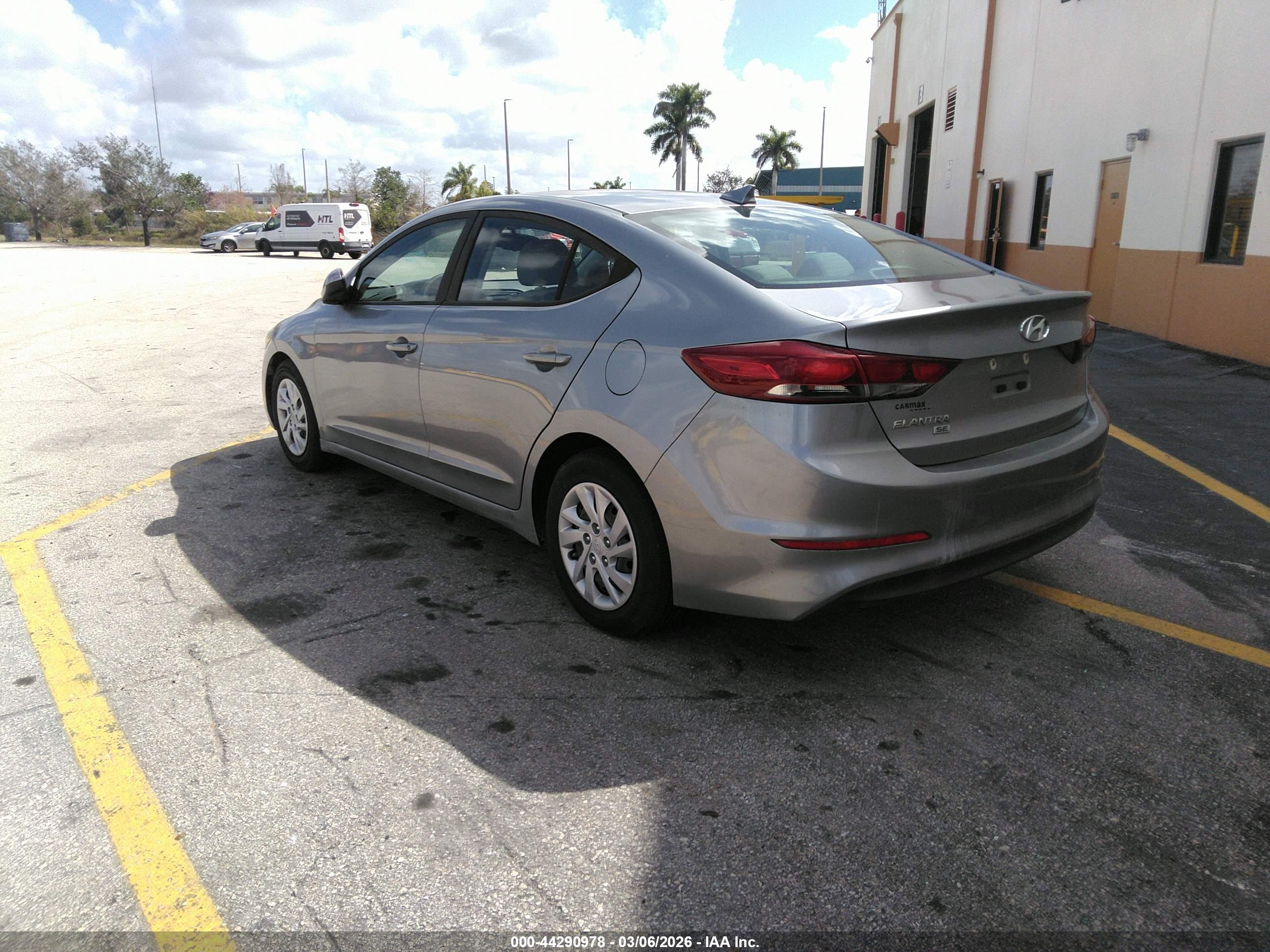 HYUNDAI ELANTRA image 3