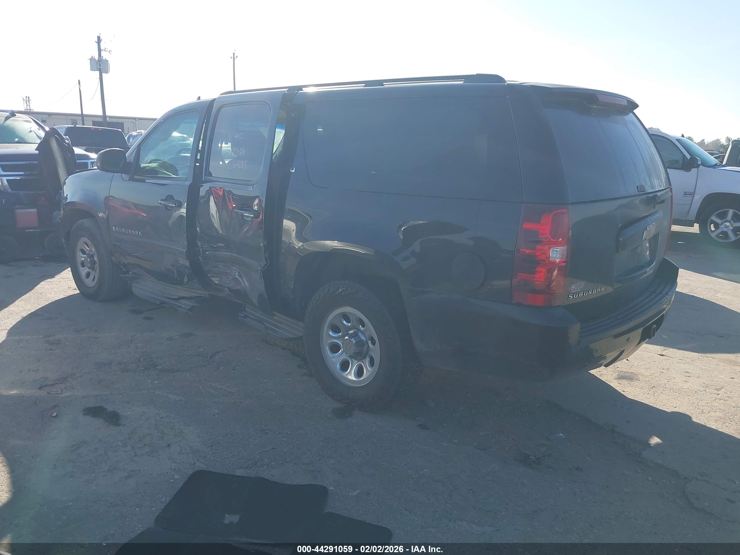 CHEVROLET SUBURBAN image 3