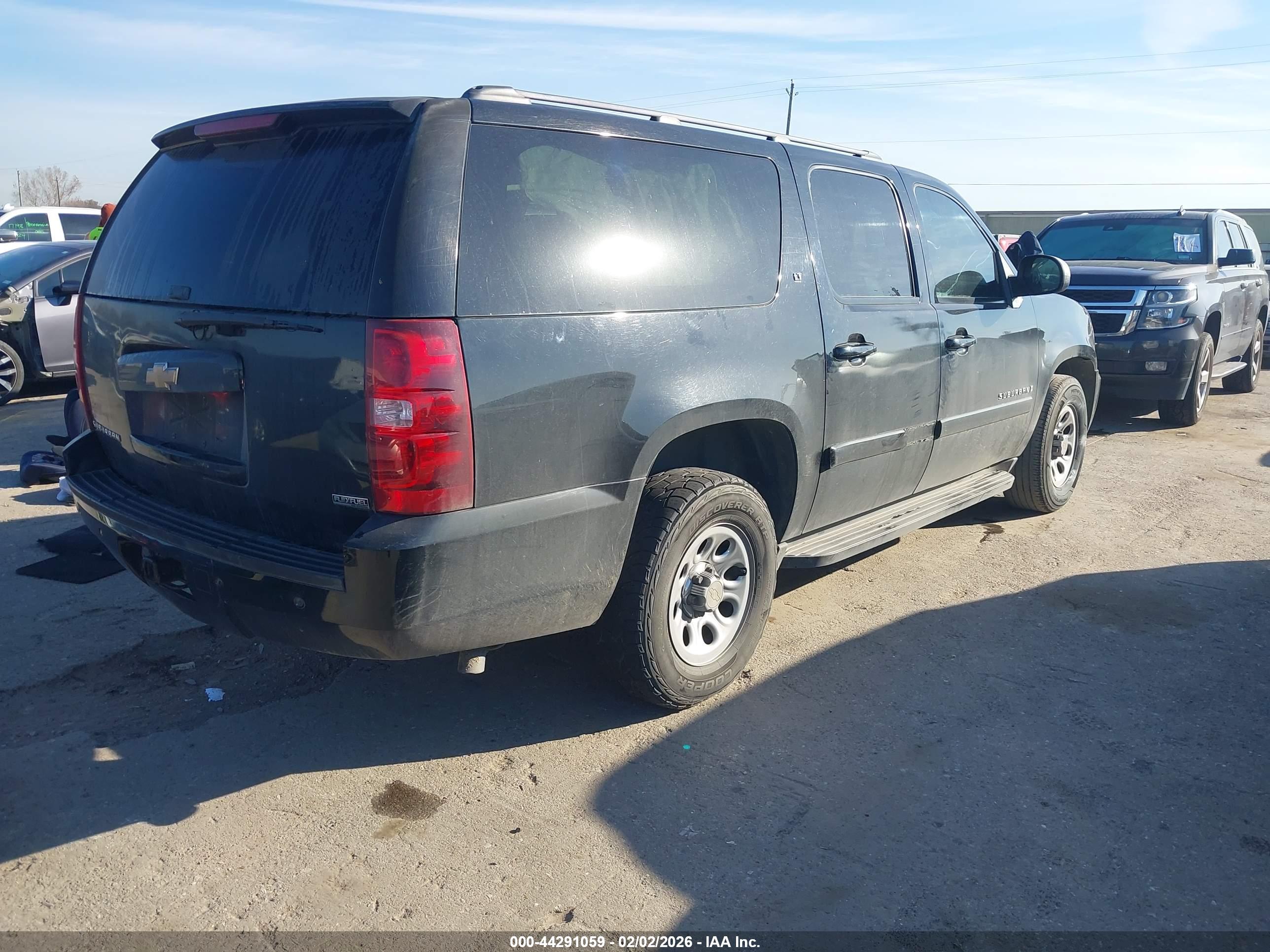 CHEVROLET SUBURBAN image 4
