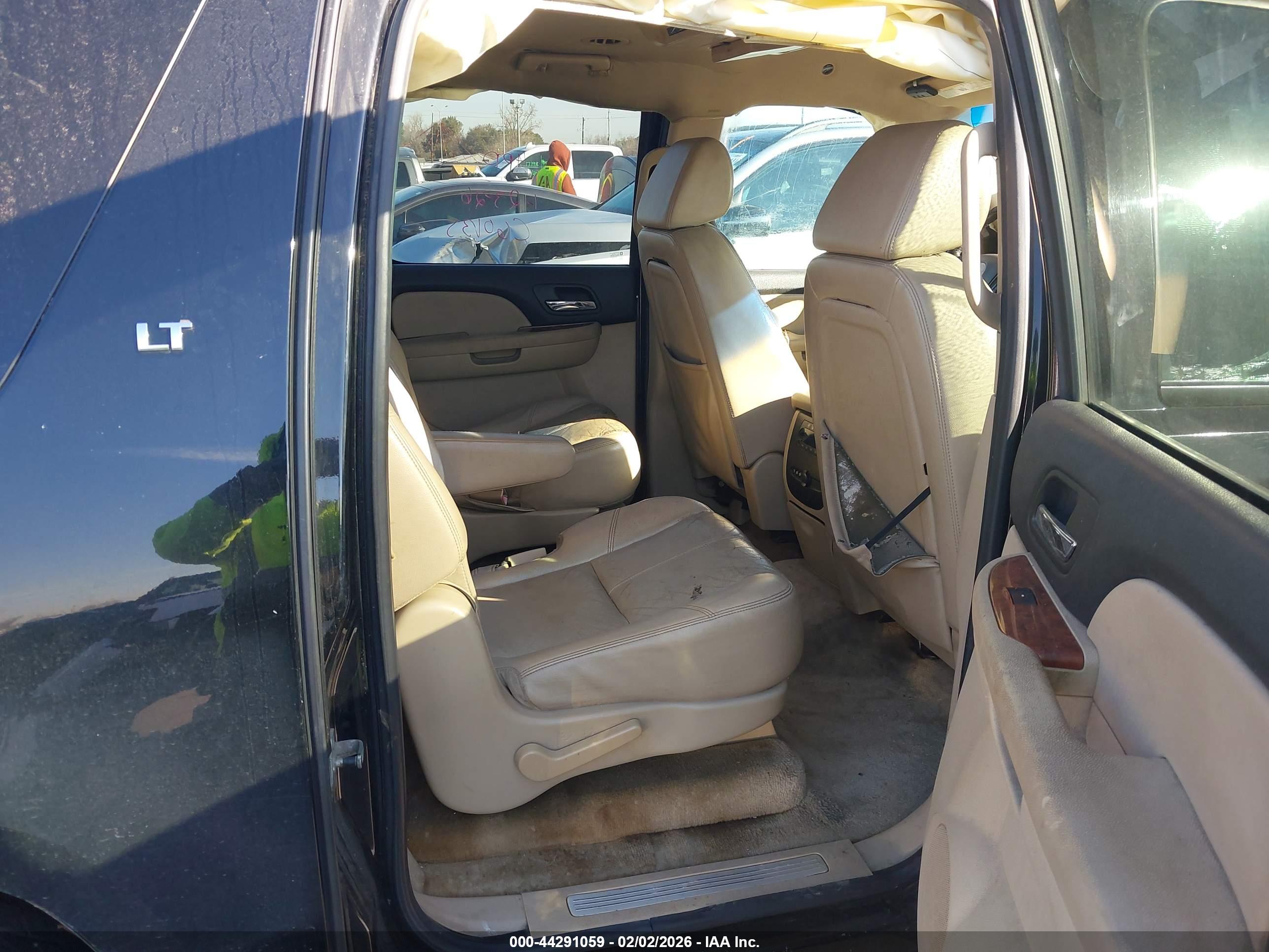 CHEVROLET SUBURBAN image 8