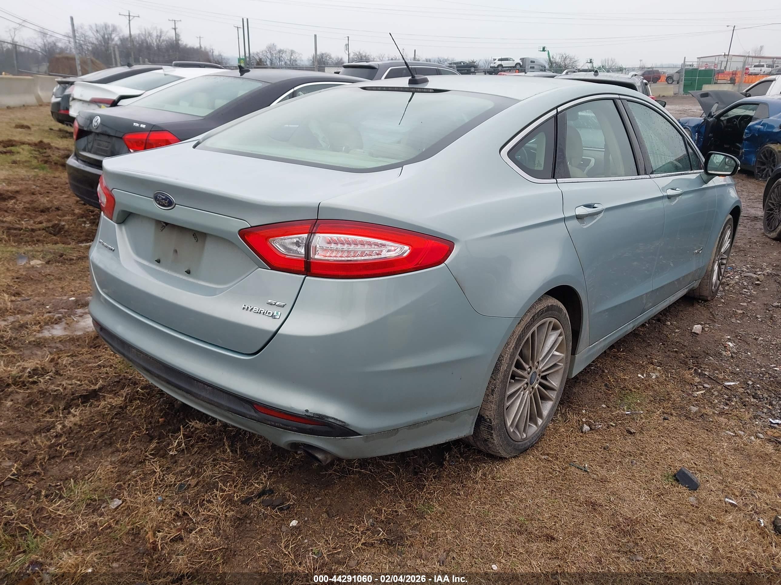 FORD FUSION image 4