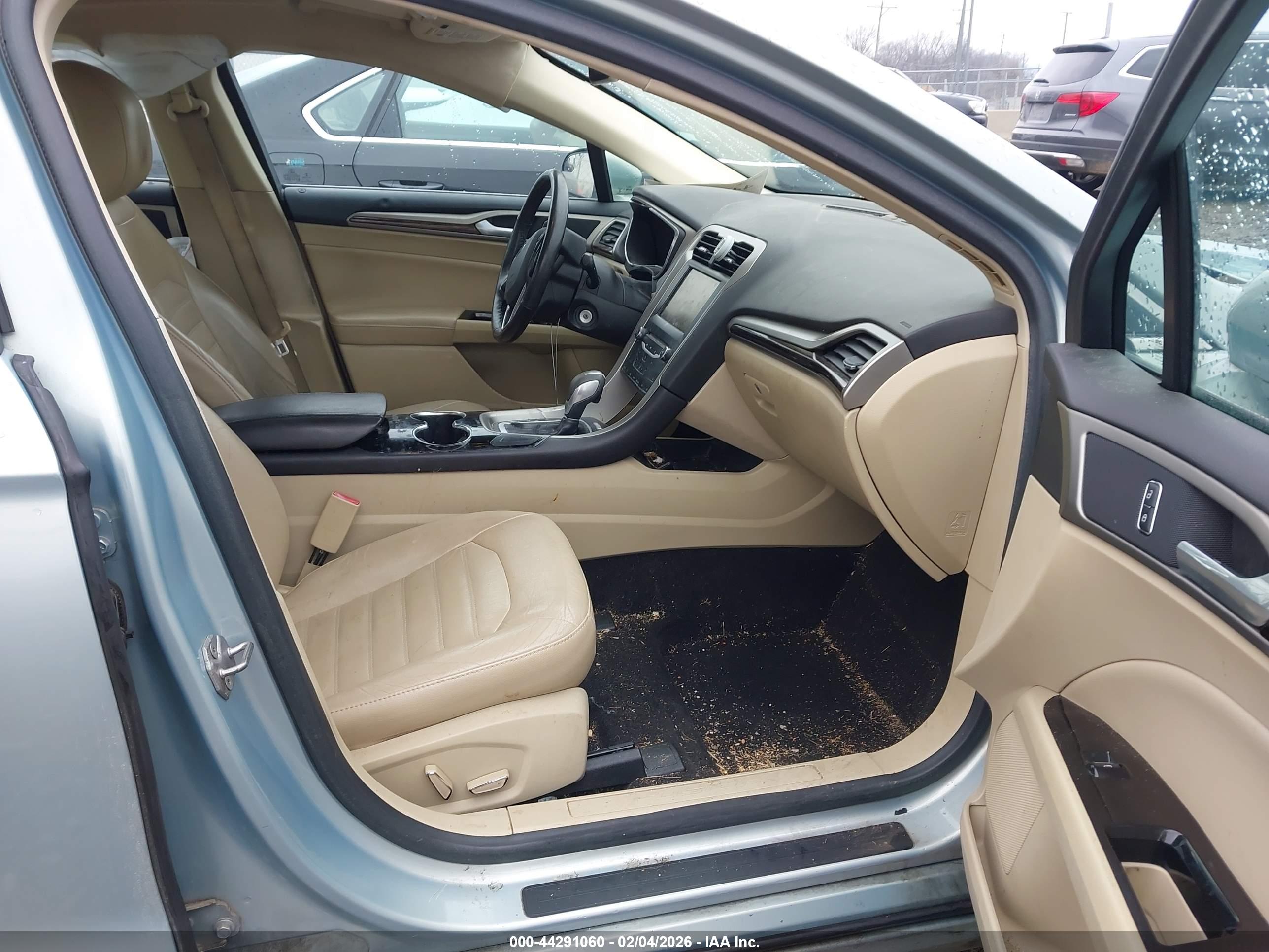 FORD FUSION image 5