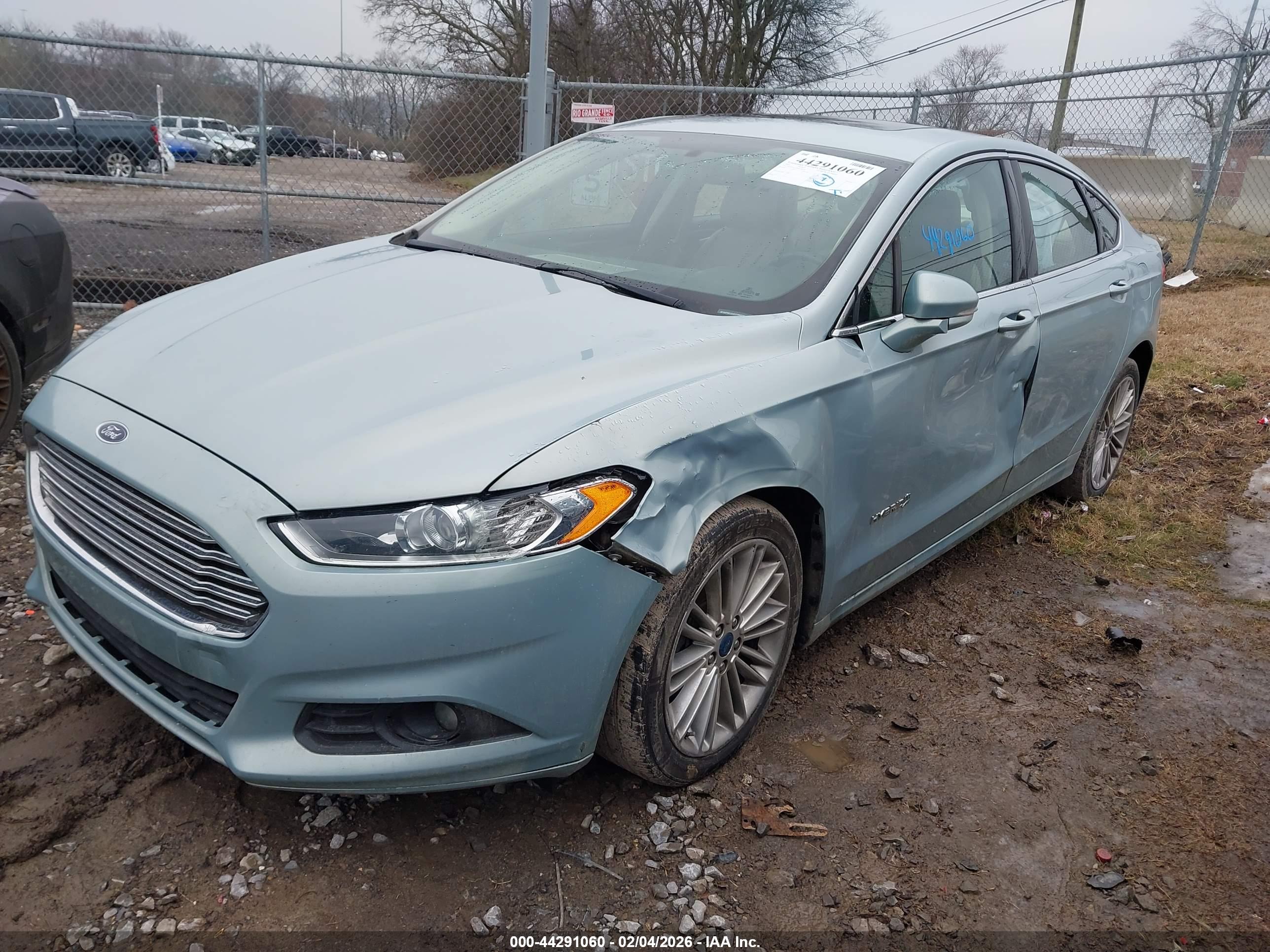 FORD FUSION image 6