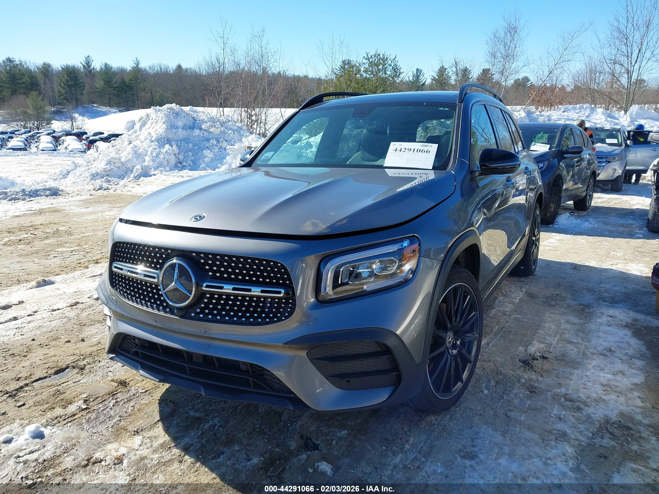MERCEDES-BENZ GLB image 2