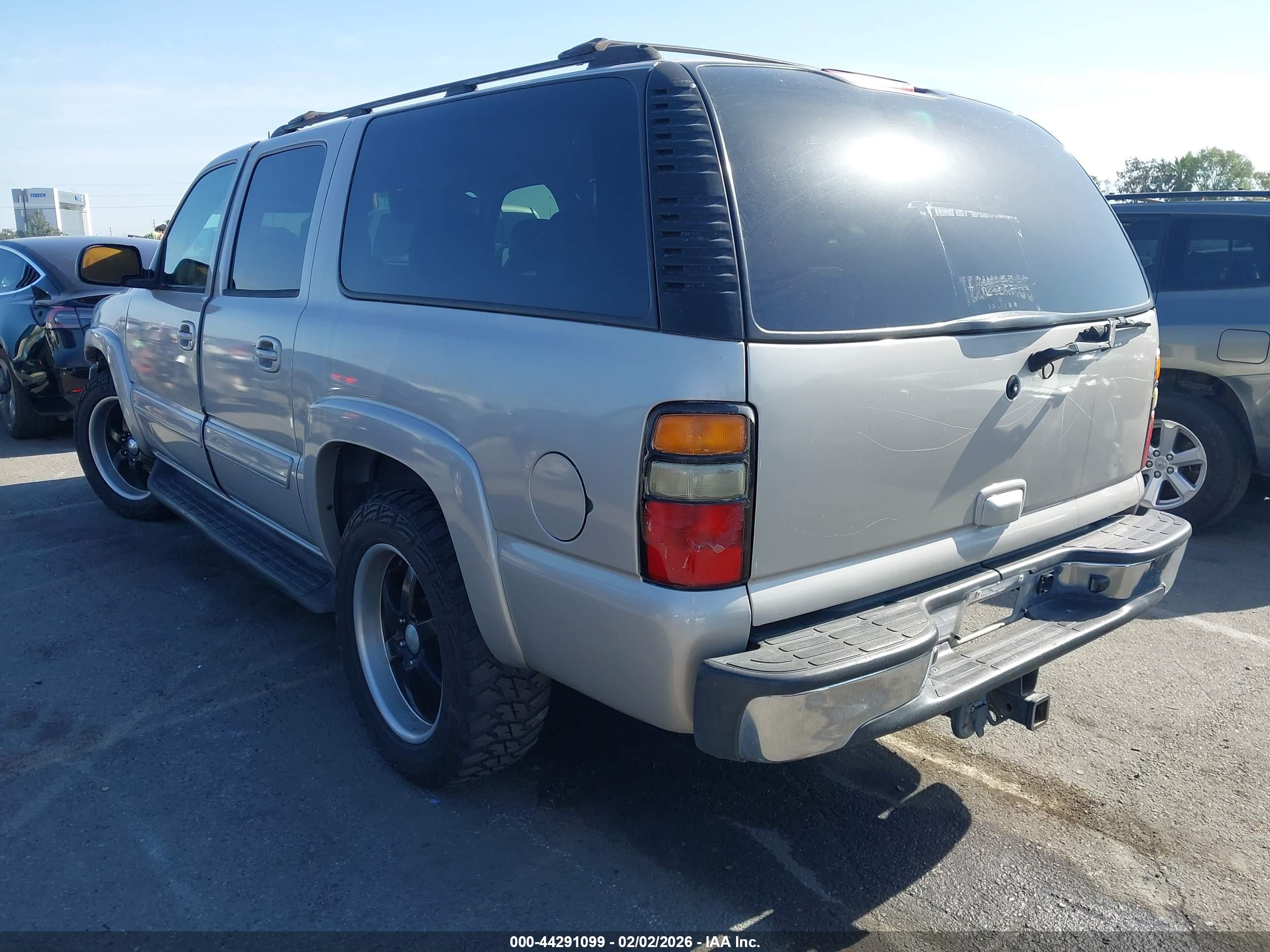 CHEVROLET SUBURBAN image 3