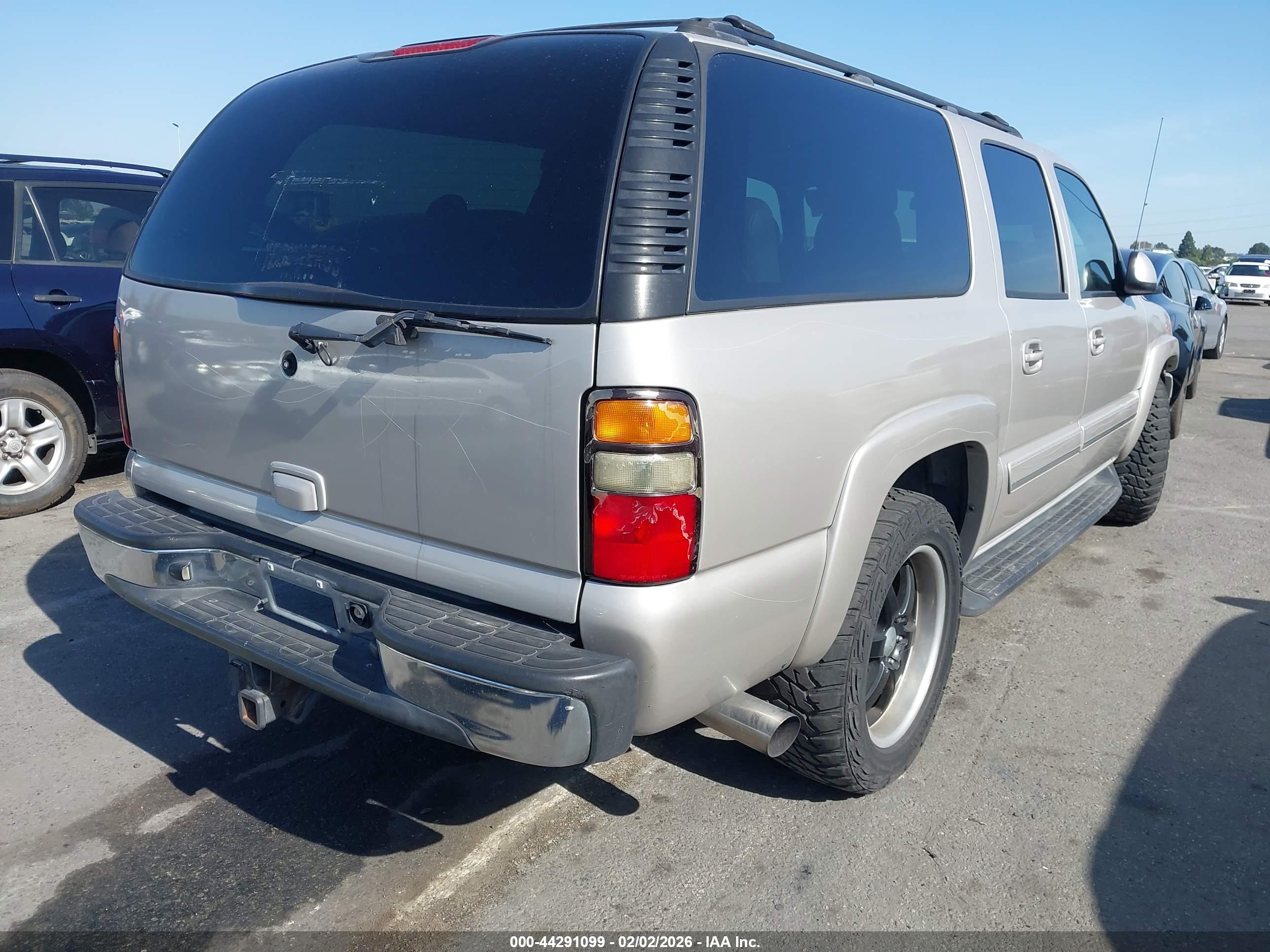 CHEVROLET SUBURBAN image 4