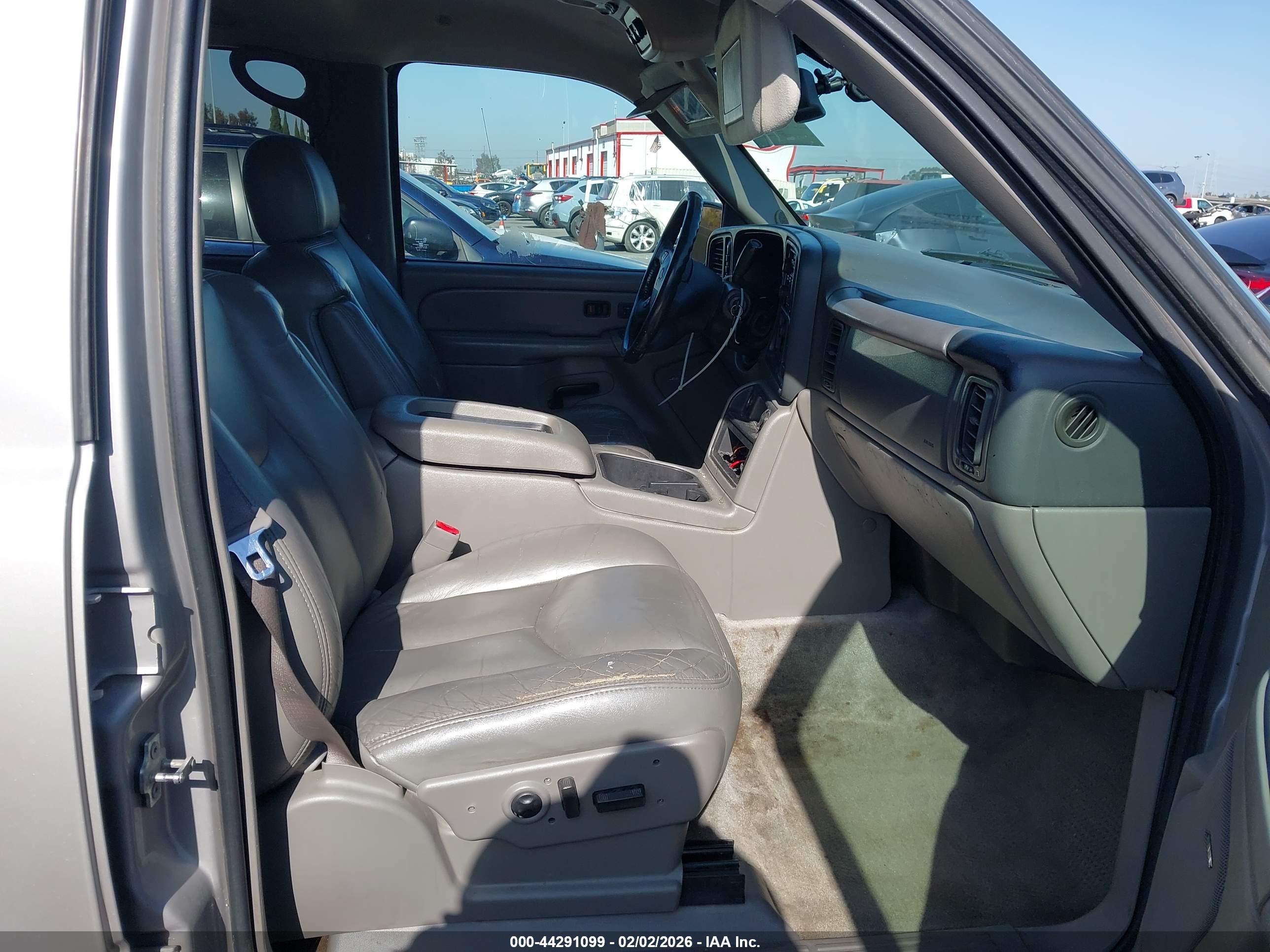 CHEVROLET SUBURBAN image 5