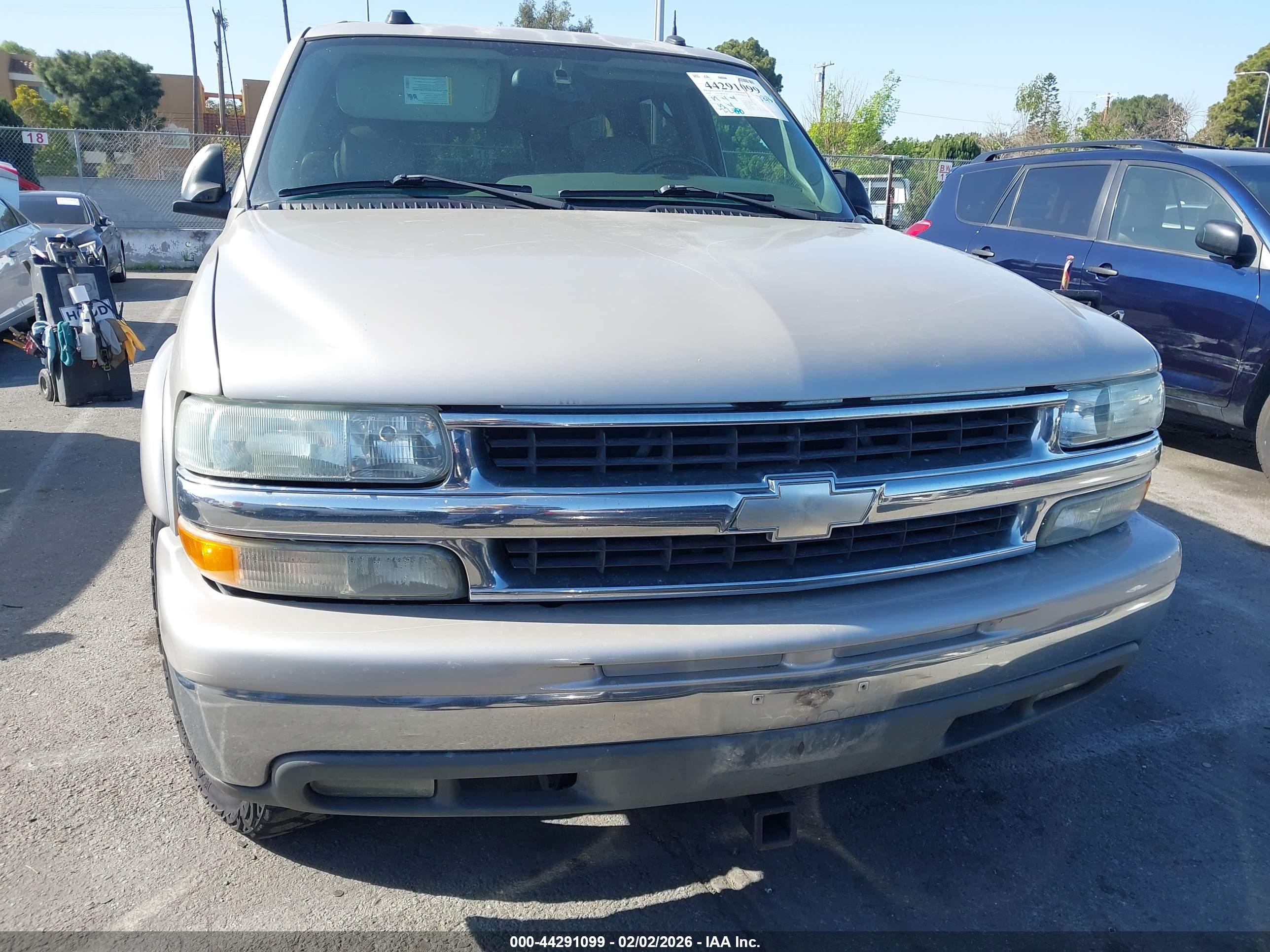 CHEVROLET SUBURBAN image 6
