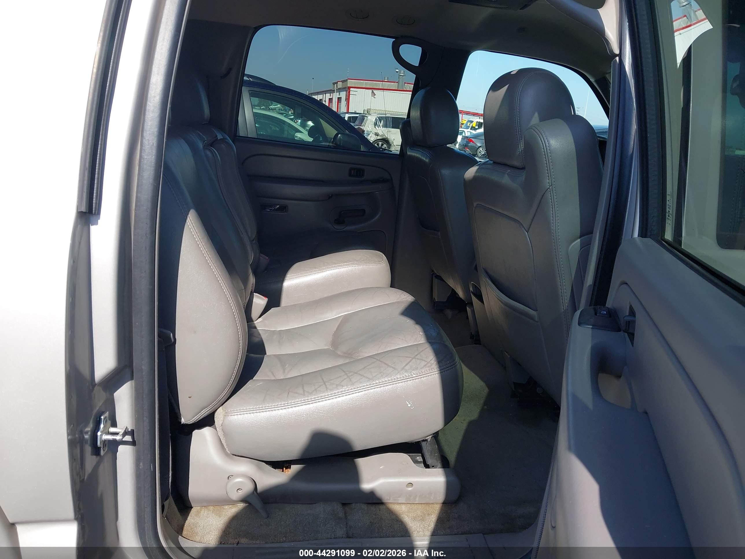 CHEVROLET SUBURBAN image 8