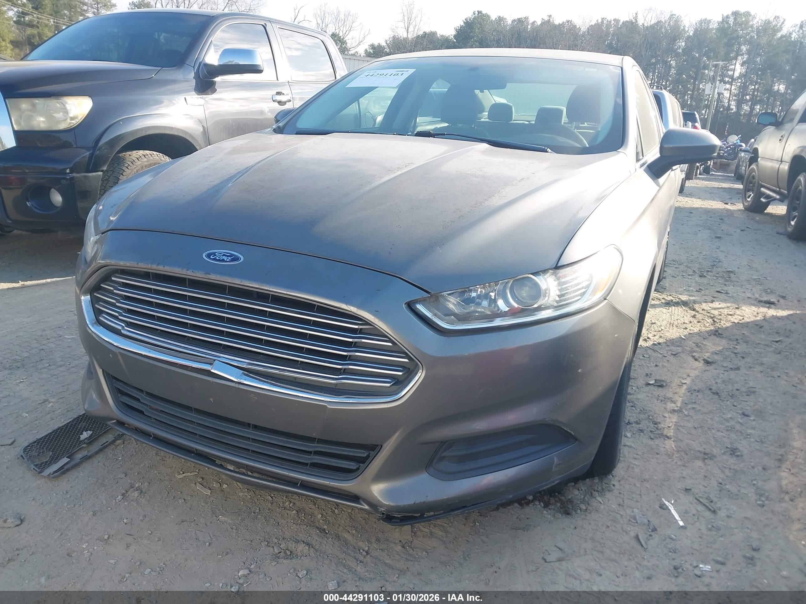 FORD FUSION image 6