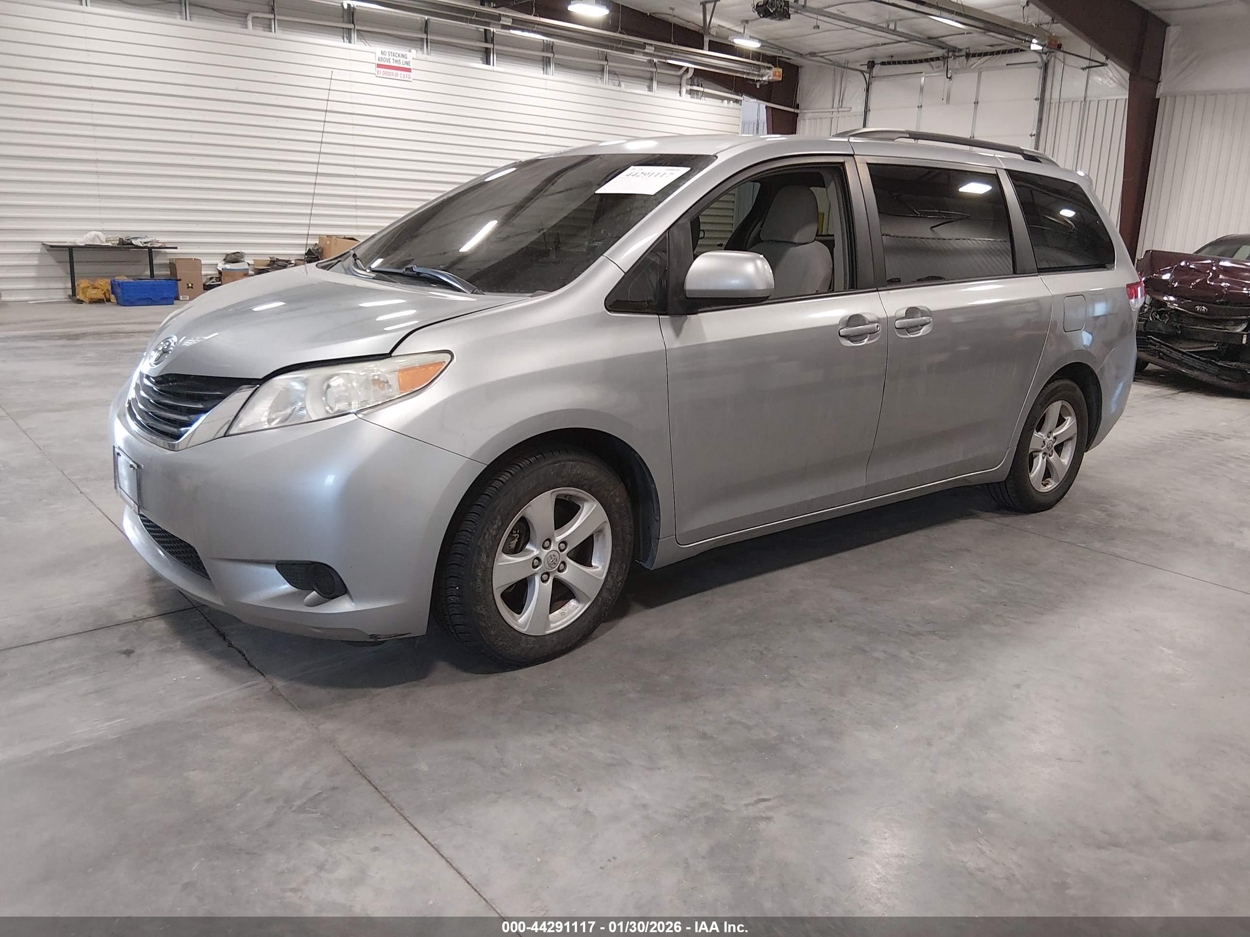 TOYOTA SIENNA image 2