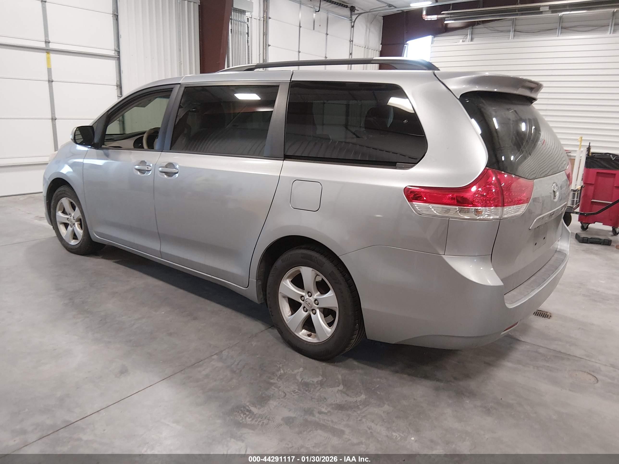 TOYOTA SIENNA image 3
