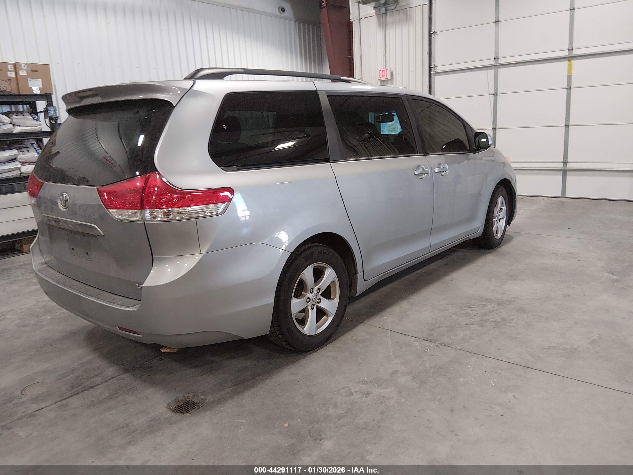 TOYOTA SIENNA image 4