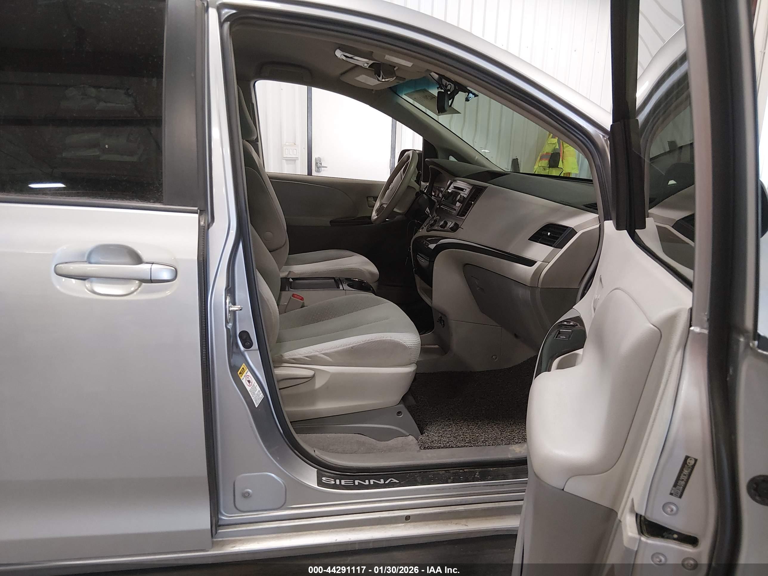 TOYOTA SIENNA image 5