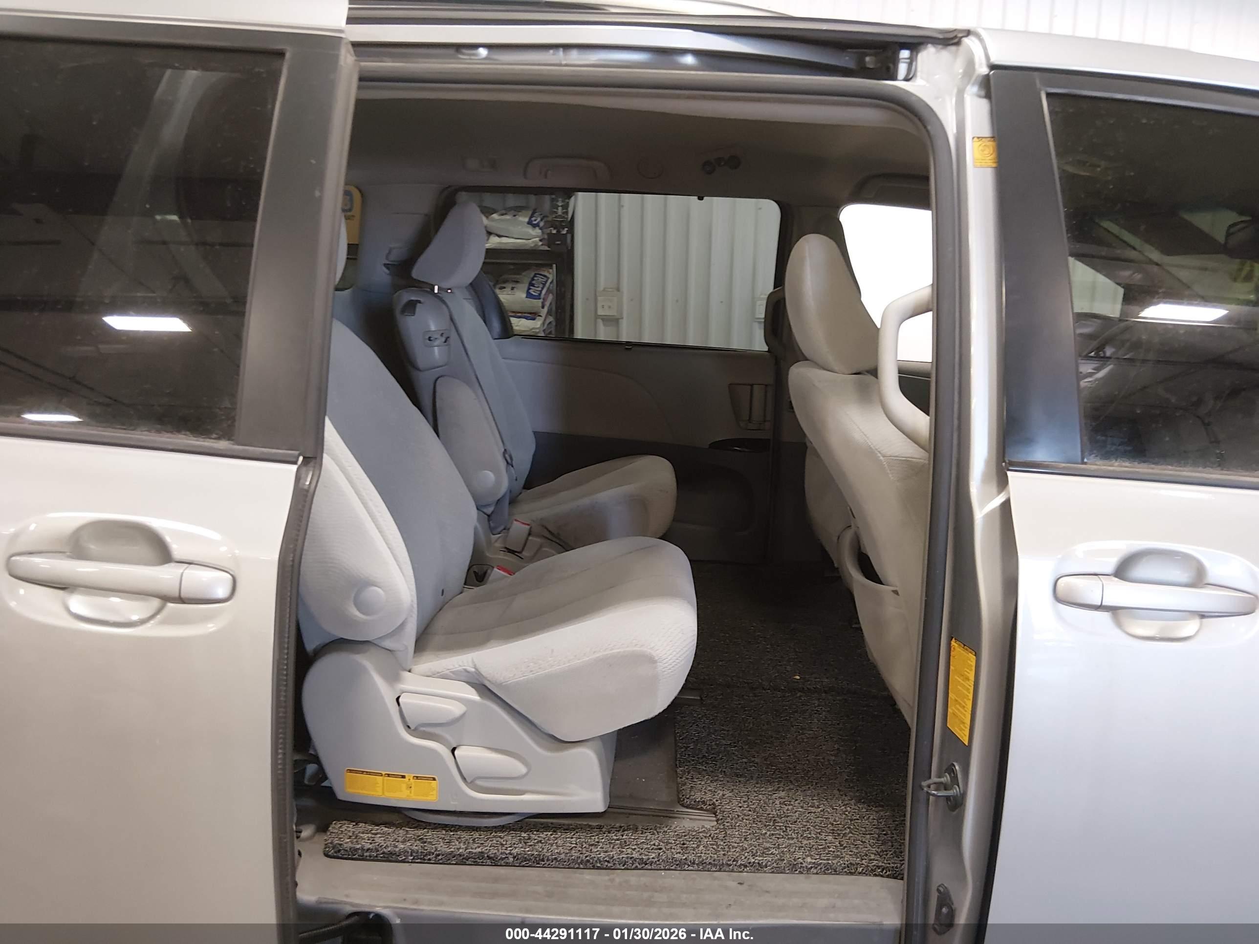 TOYOTA SIENNA image 8