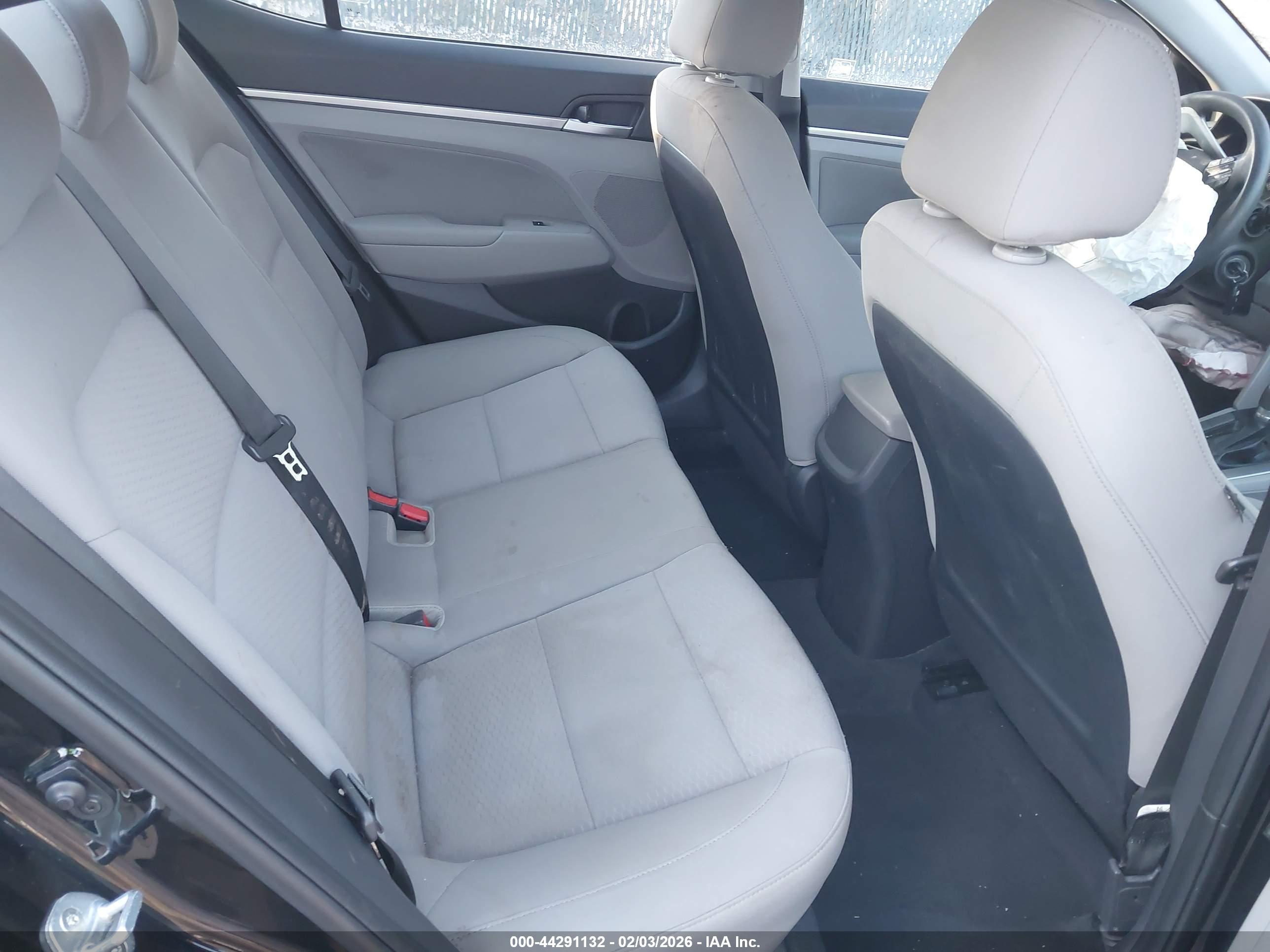 HYUNDAI ELANTRA image 8
