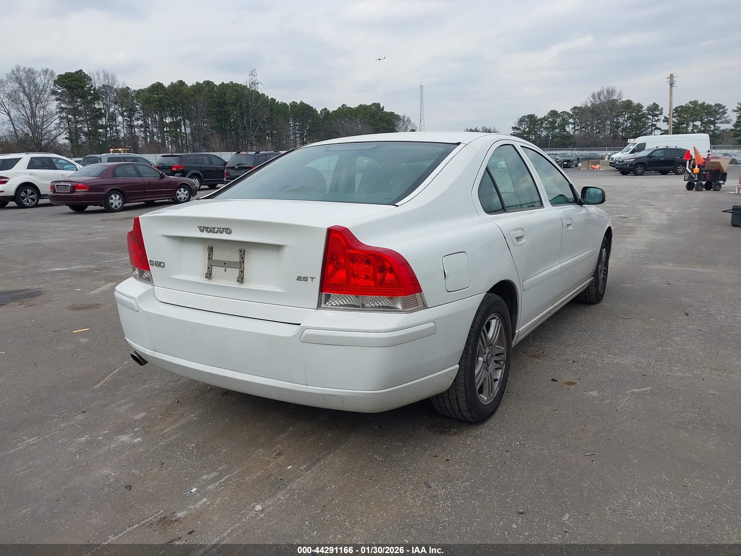 VOLVO S60 image 4
