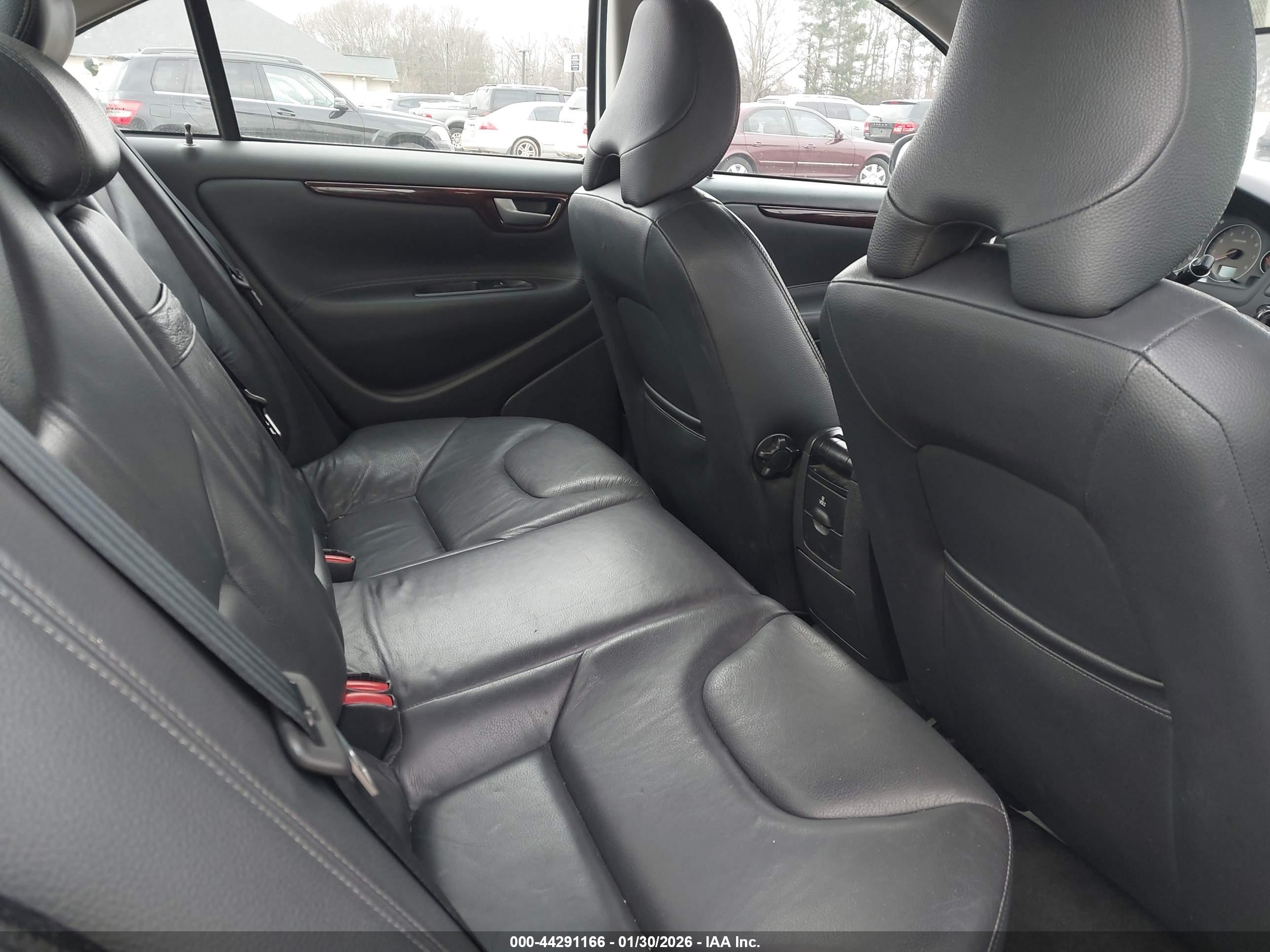 VOLVO S60 image 8