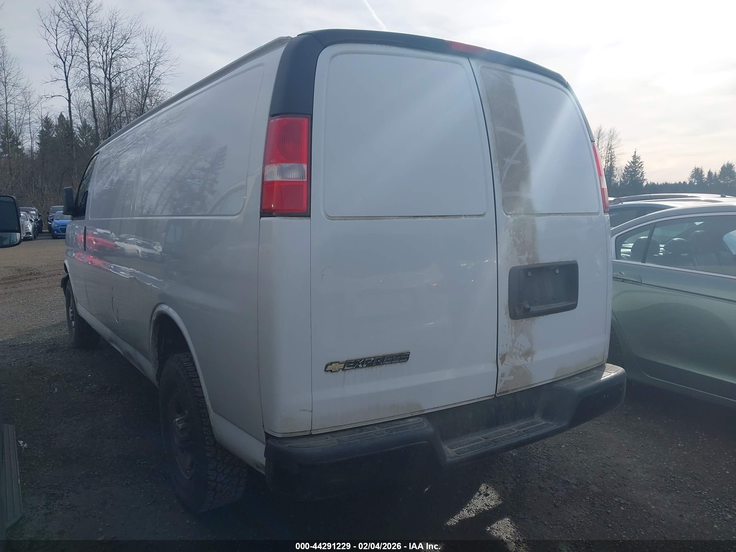 CHEVROLET EXPRESS image 3