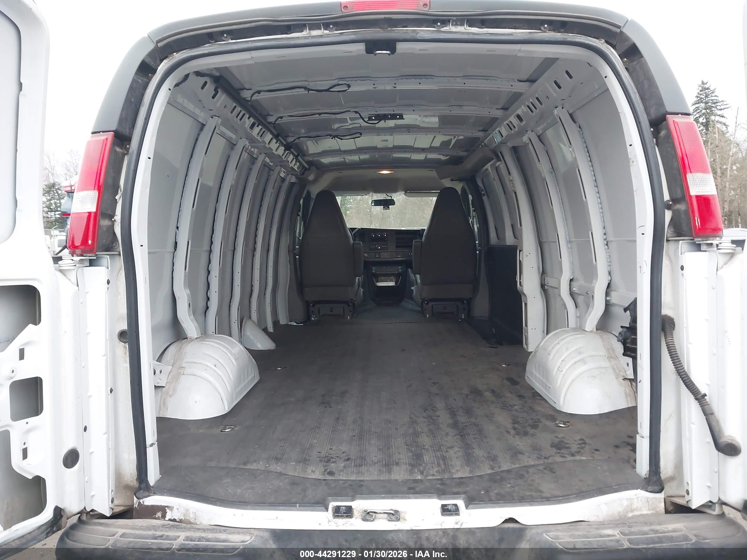 CHEVROLET EXPRESS image 8