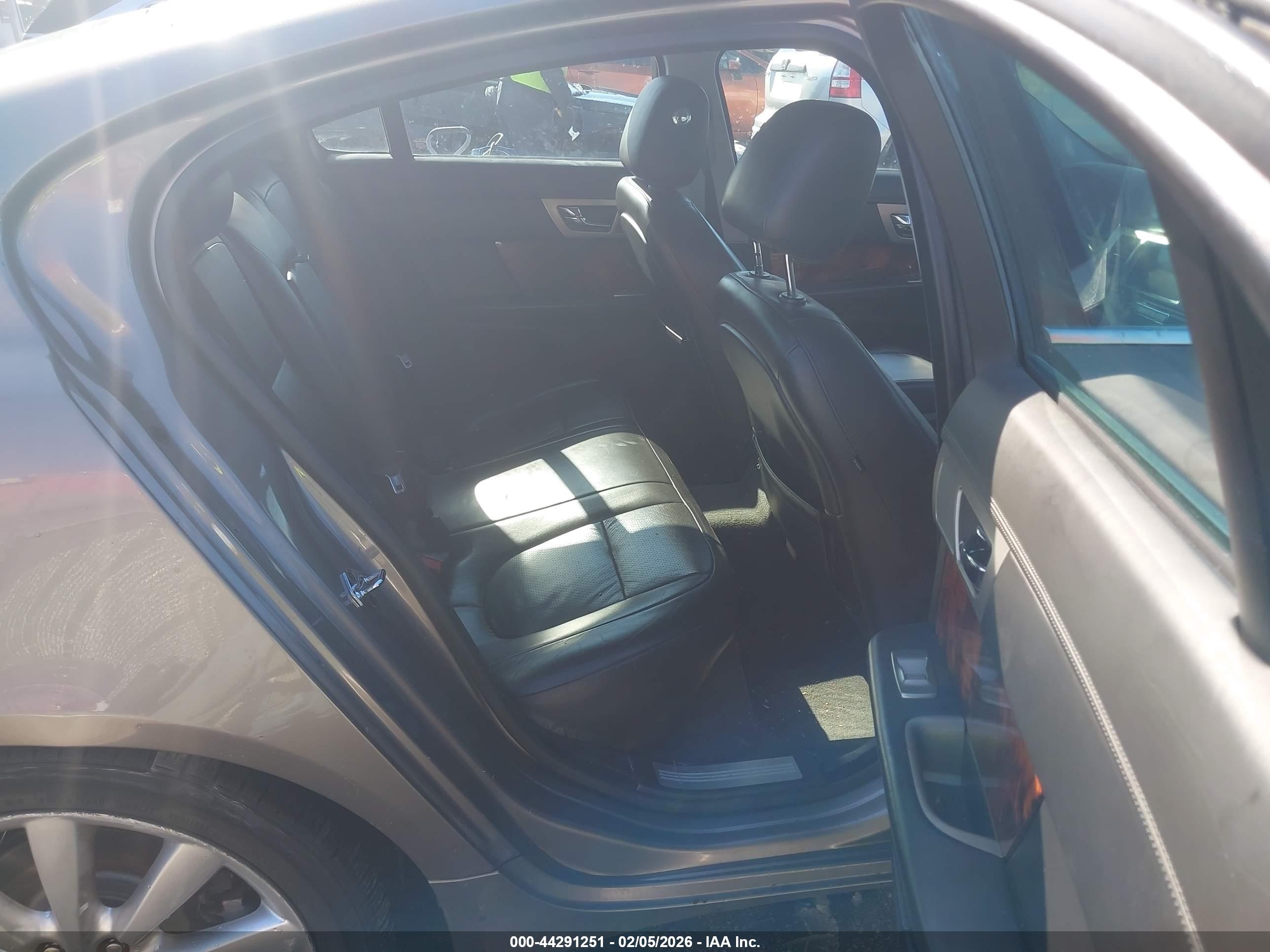 JAGUAR XF image 8