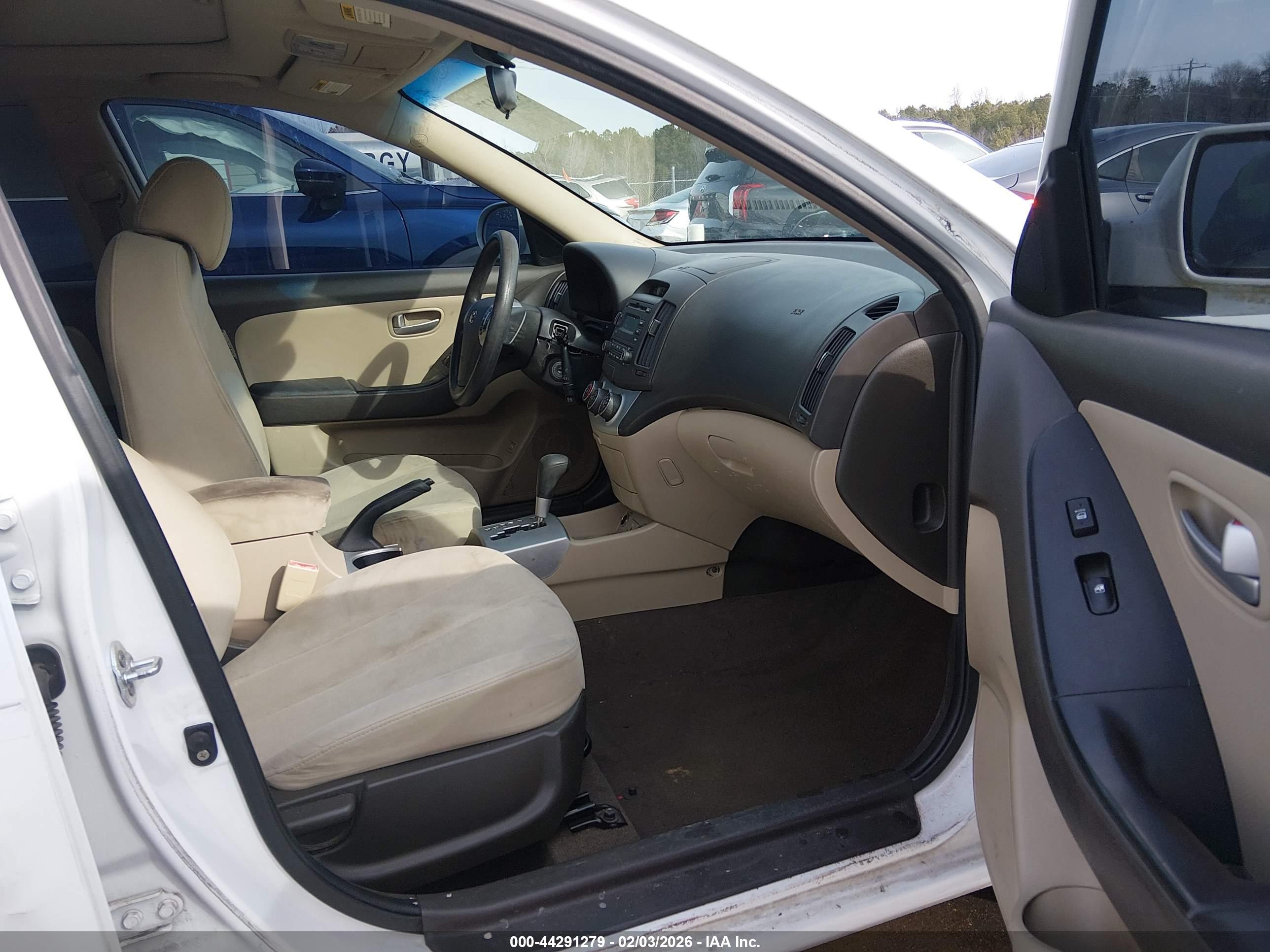 HYUNDAI ELANTRA image 5