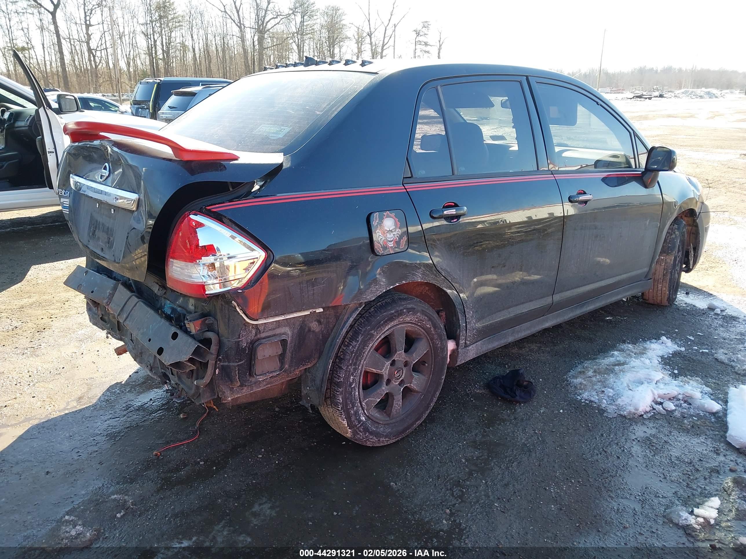 NISSAN VERSA image 4