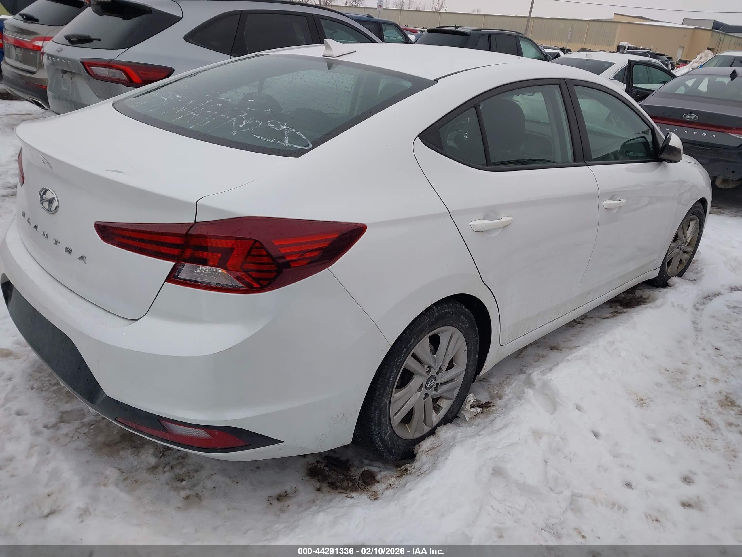 HYUNDAI ELANTRA image 4