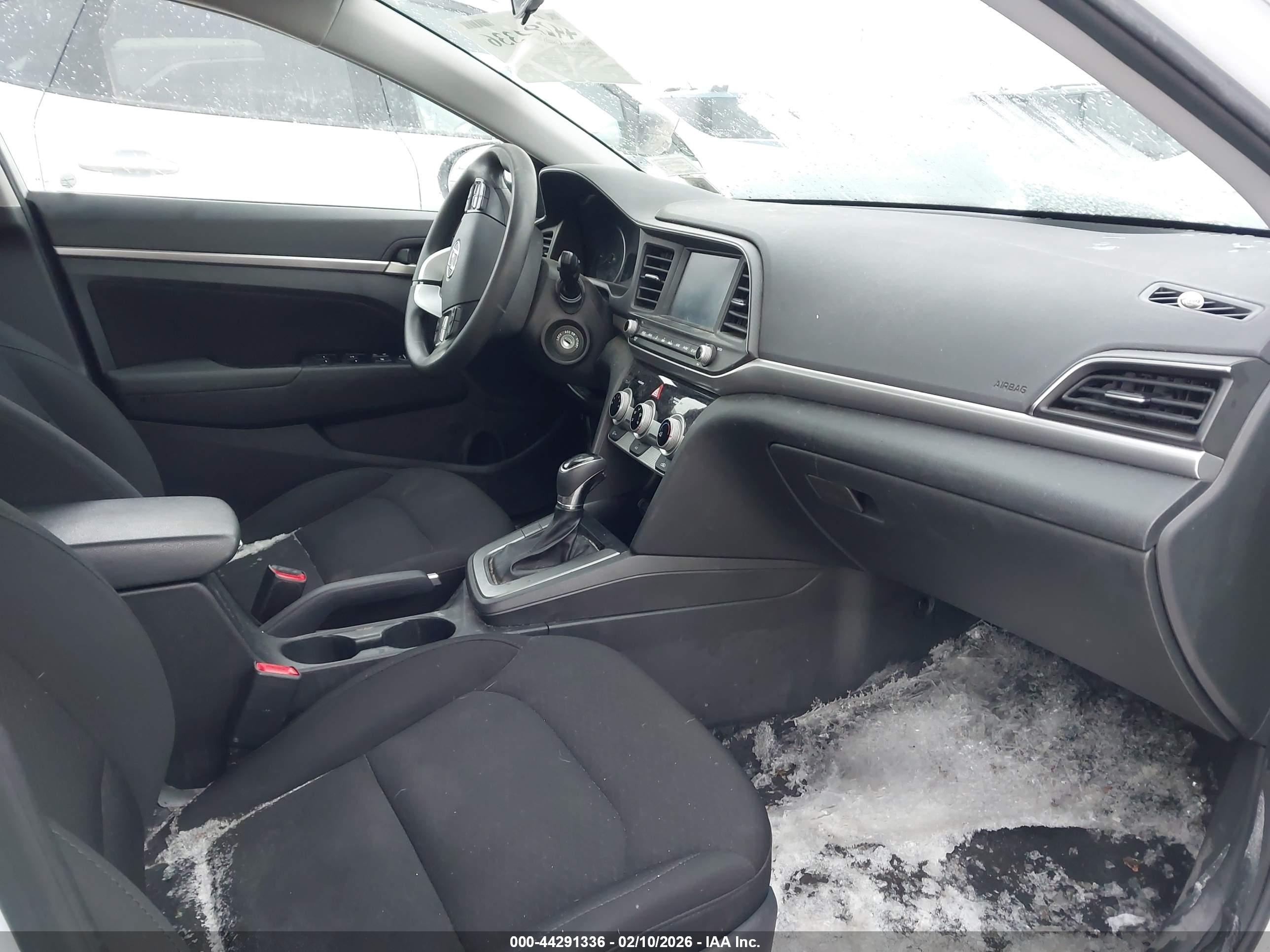 HYUNDAI ELANTRA image 5