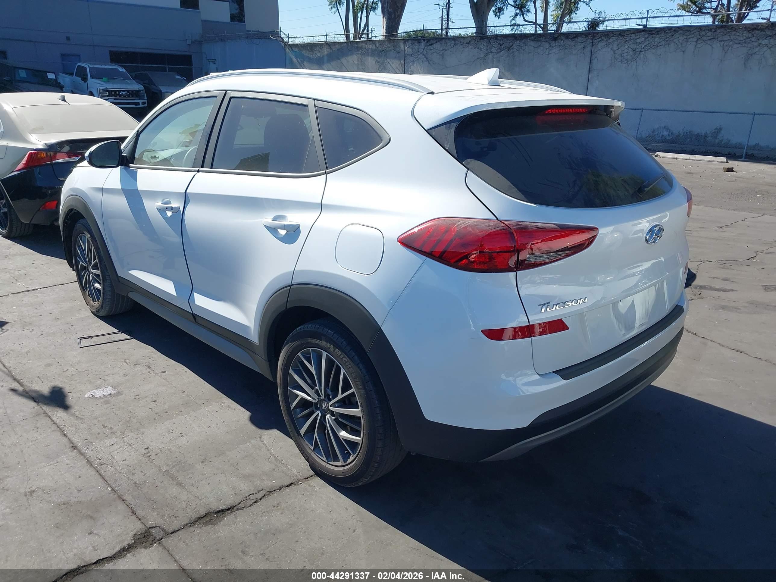 HYUNDAI TUCSON image 3