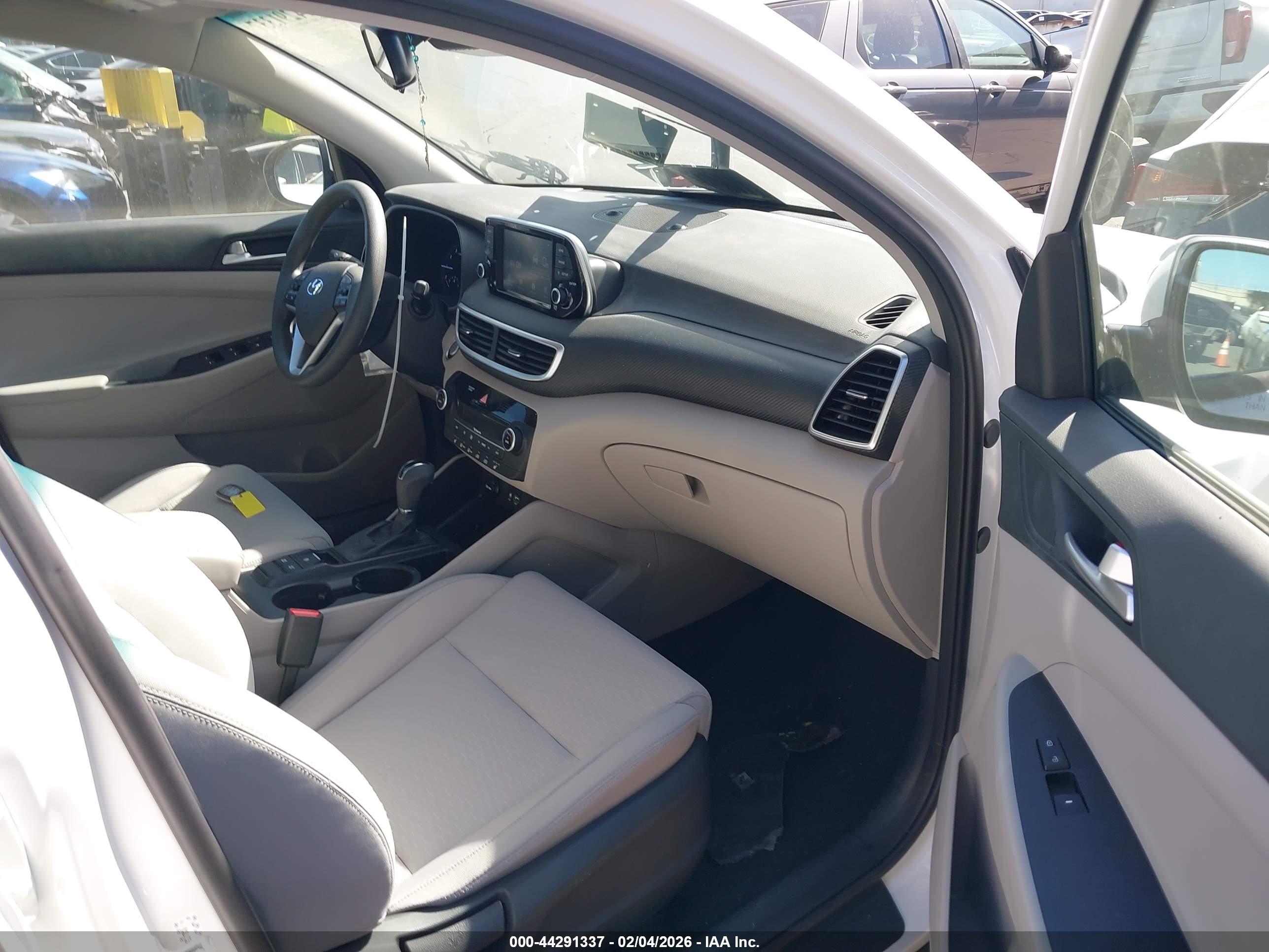 HYUNDAI TUCSON image 5