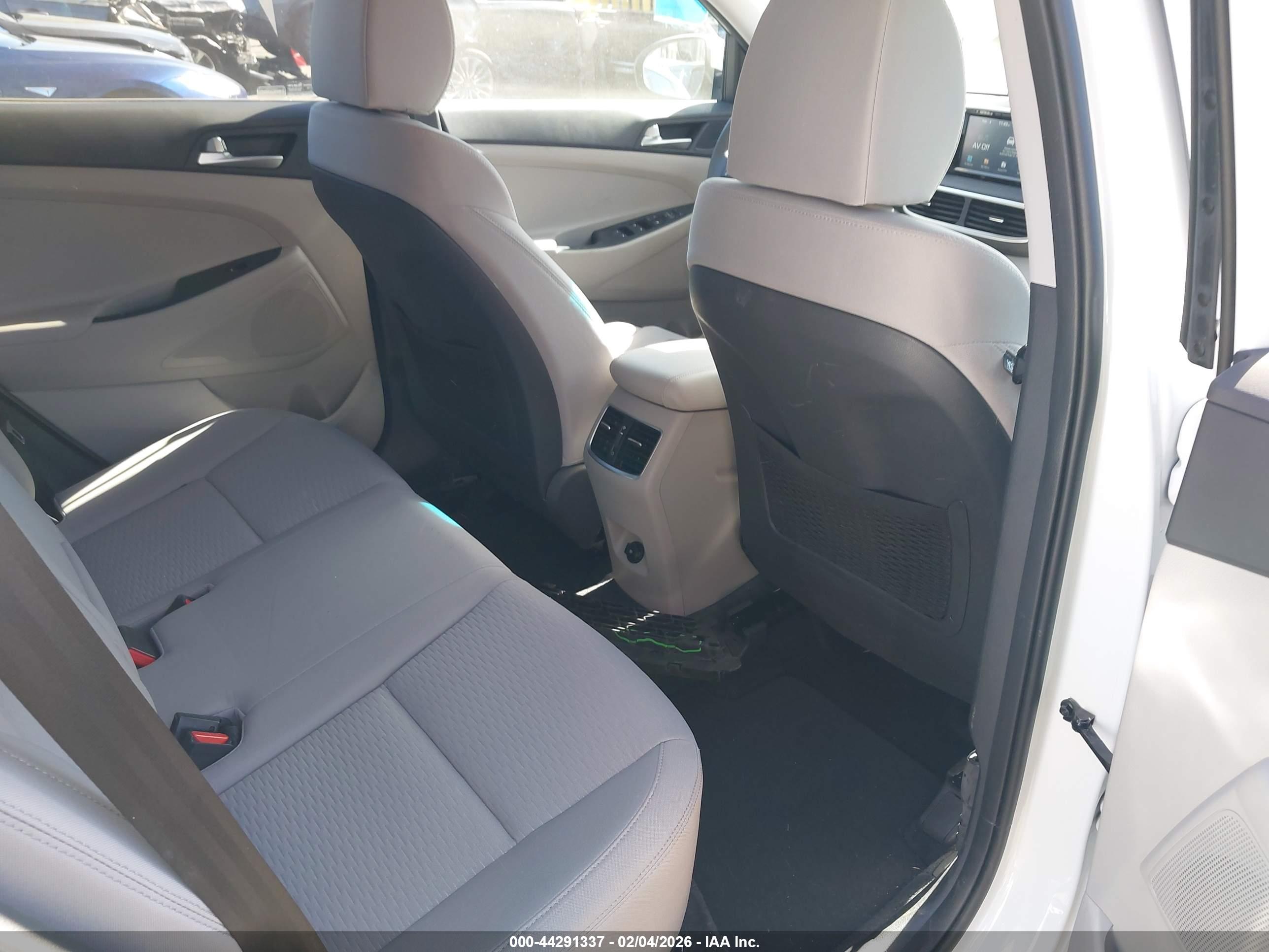 HYUNDAI TUCSON image 8