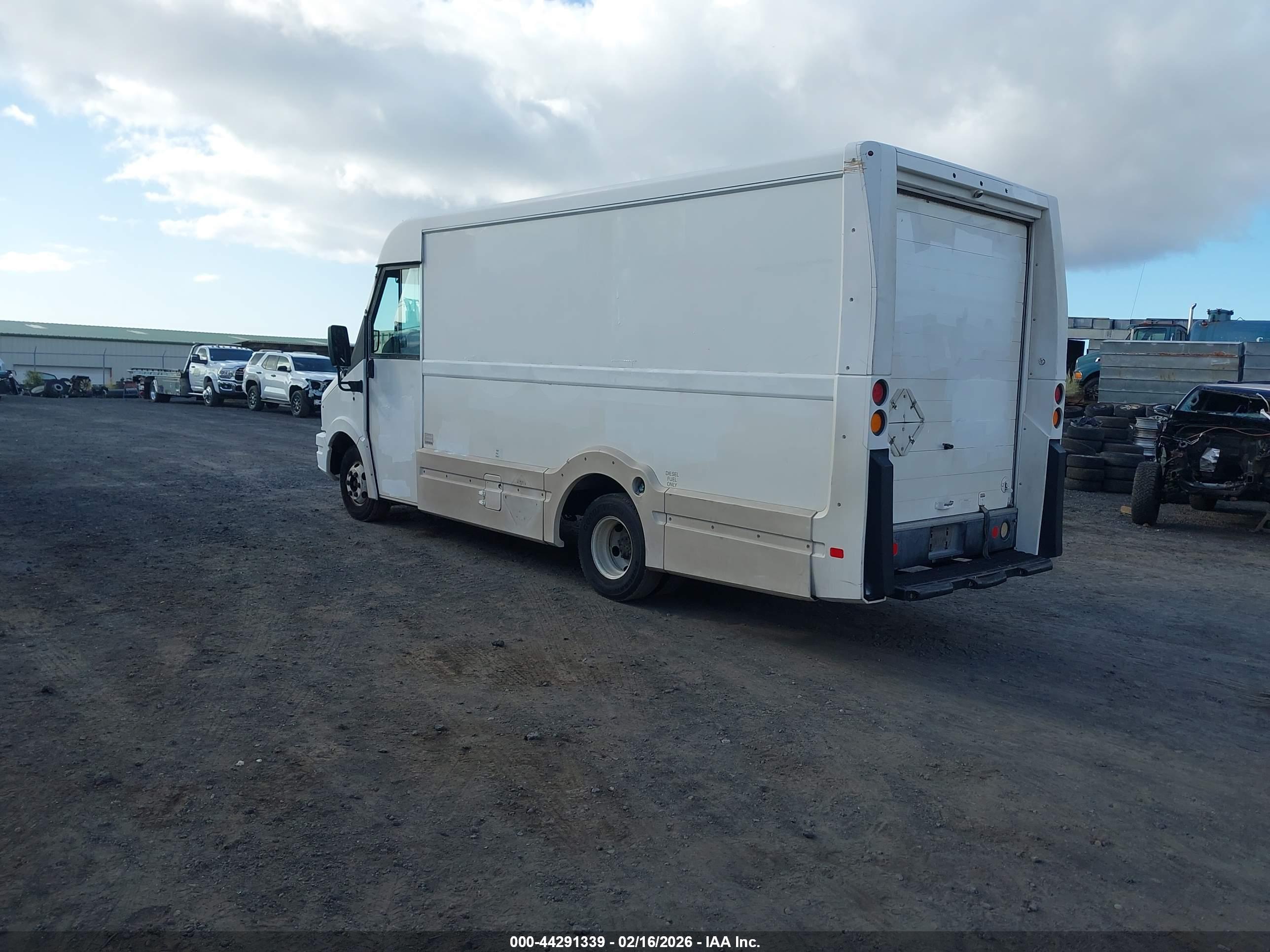 ISUZU COMMERCIAL image 3