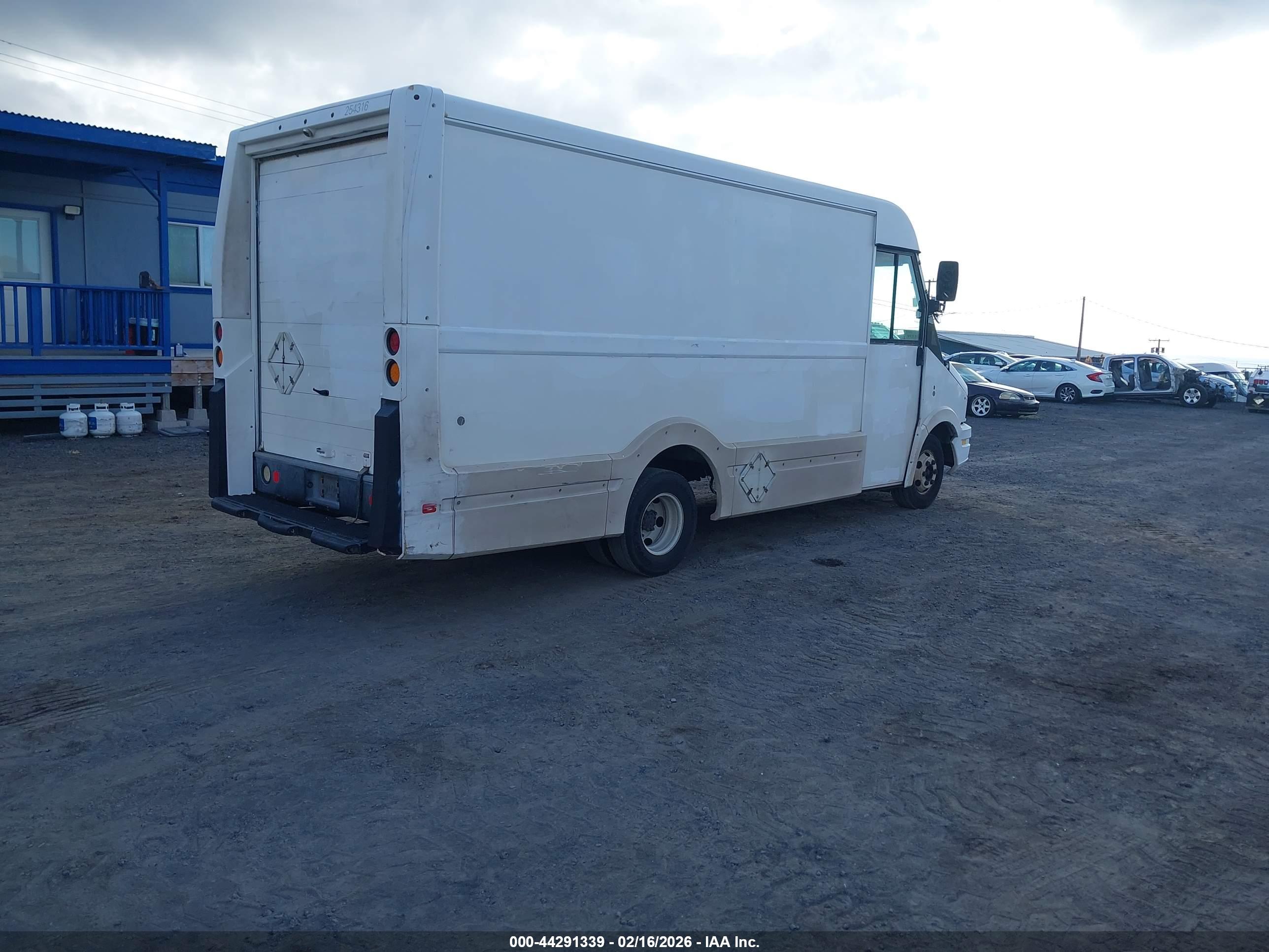 ISUZU COMMERCIAL image 4