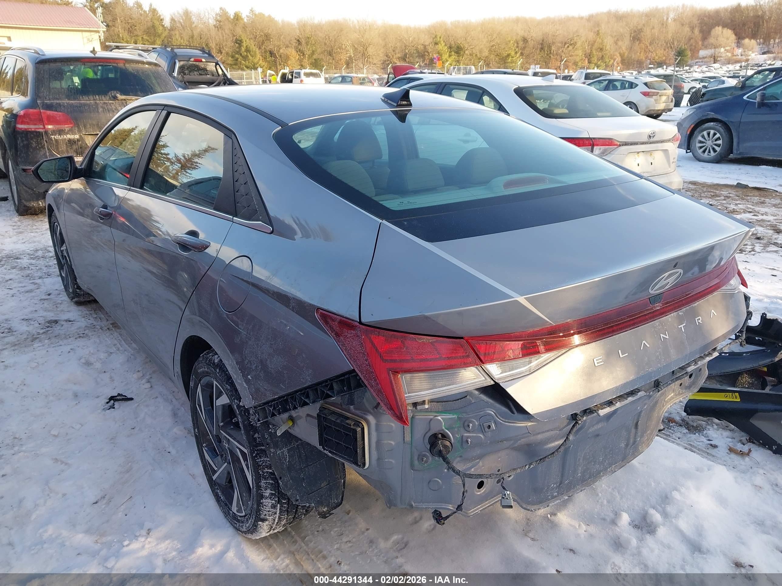 HYUNDAI ELANTRA image 3