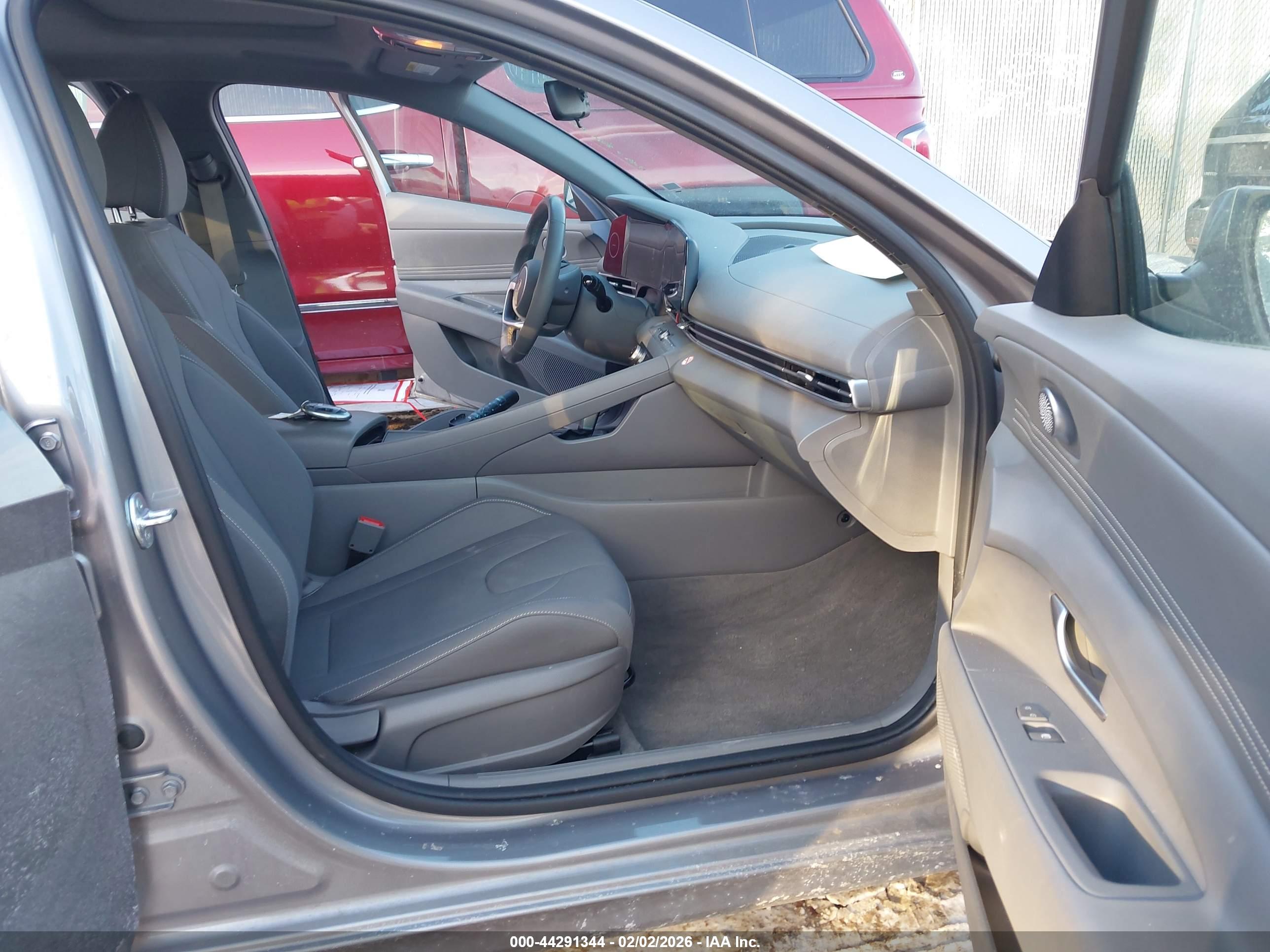 HYUNDAI ELANTRA image 5